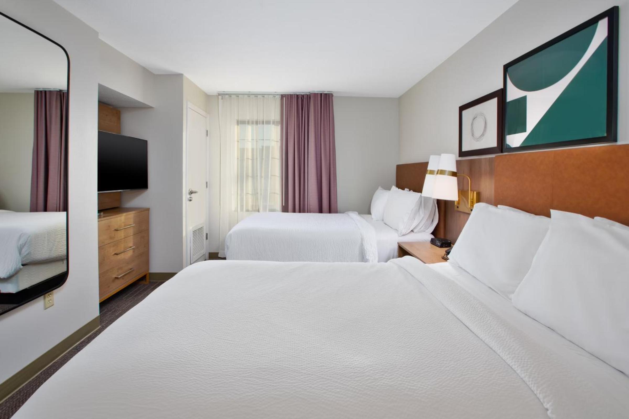 One-Bedroom Queen Suite with Two Queen Beds - Photo 4