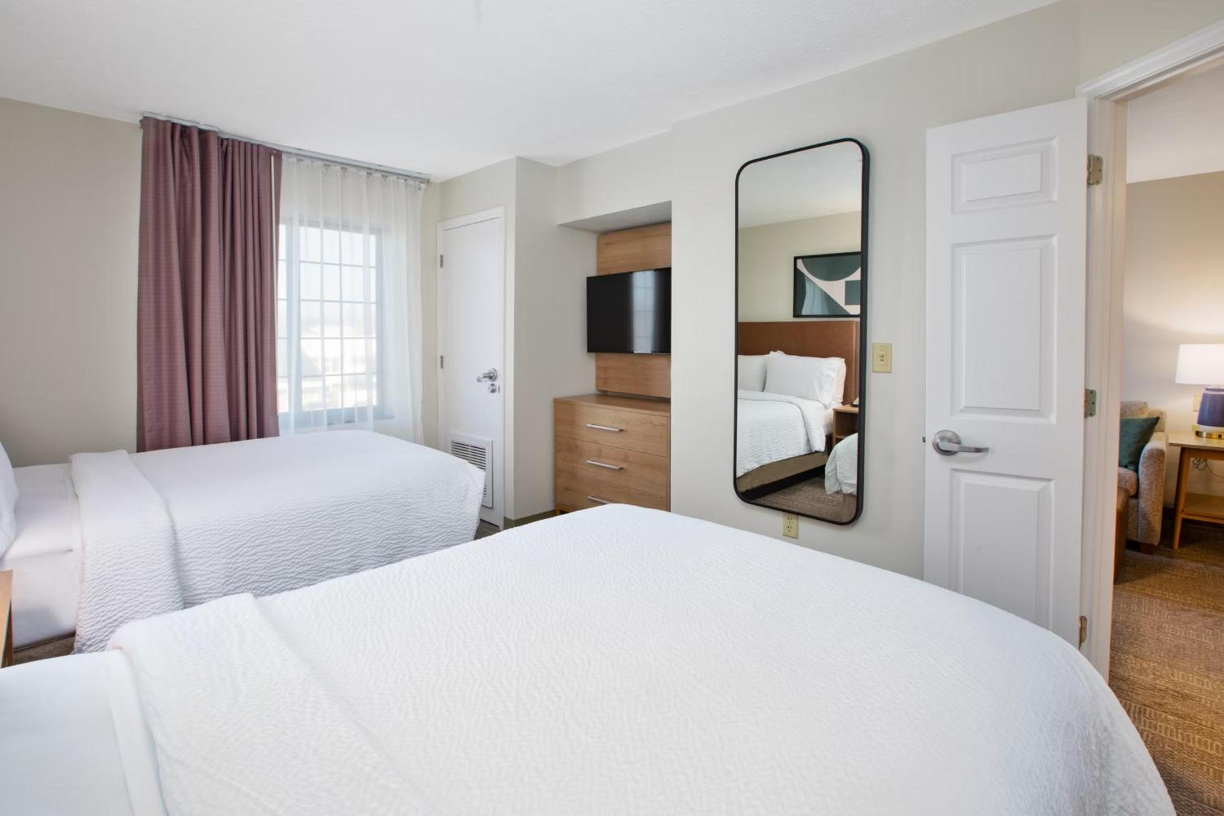 Two-Bedroom Suite - Communications and Mobility Accessible Roll-In Shower photo 2