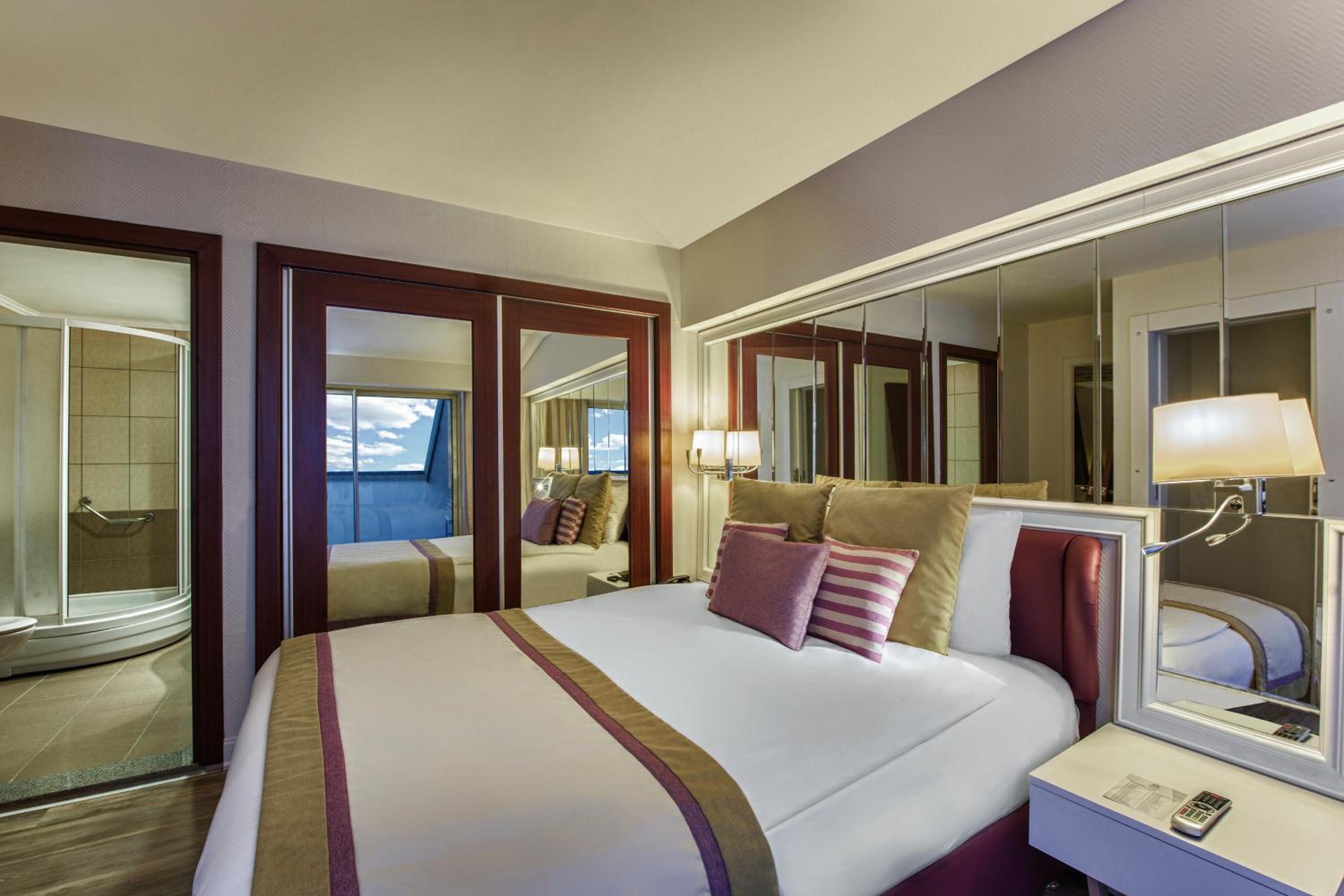 Standard Double or Twin Room with Land View photo 2
