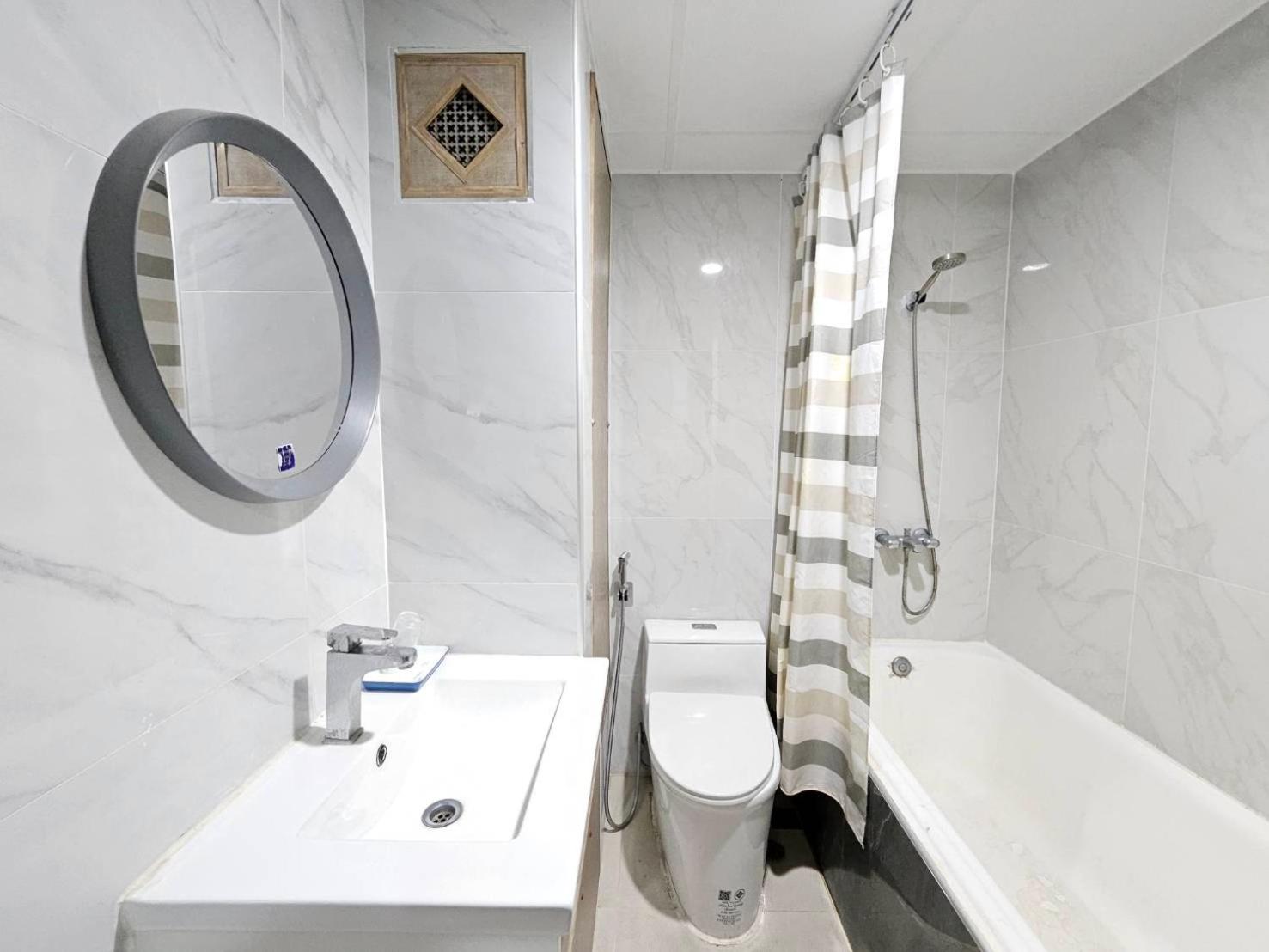 Twin Room with Bath photo 3