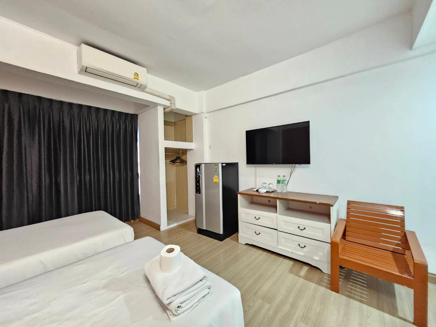 Twin Room with Bath photo 2