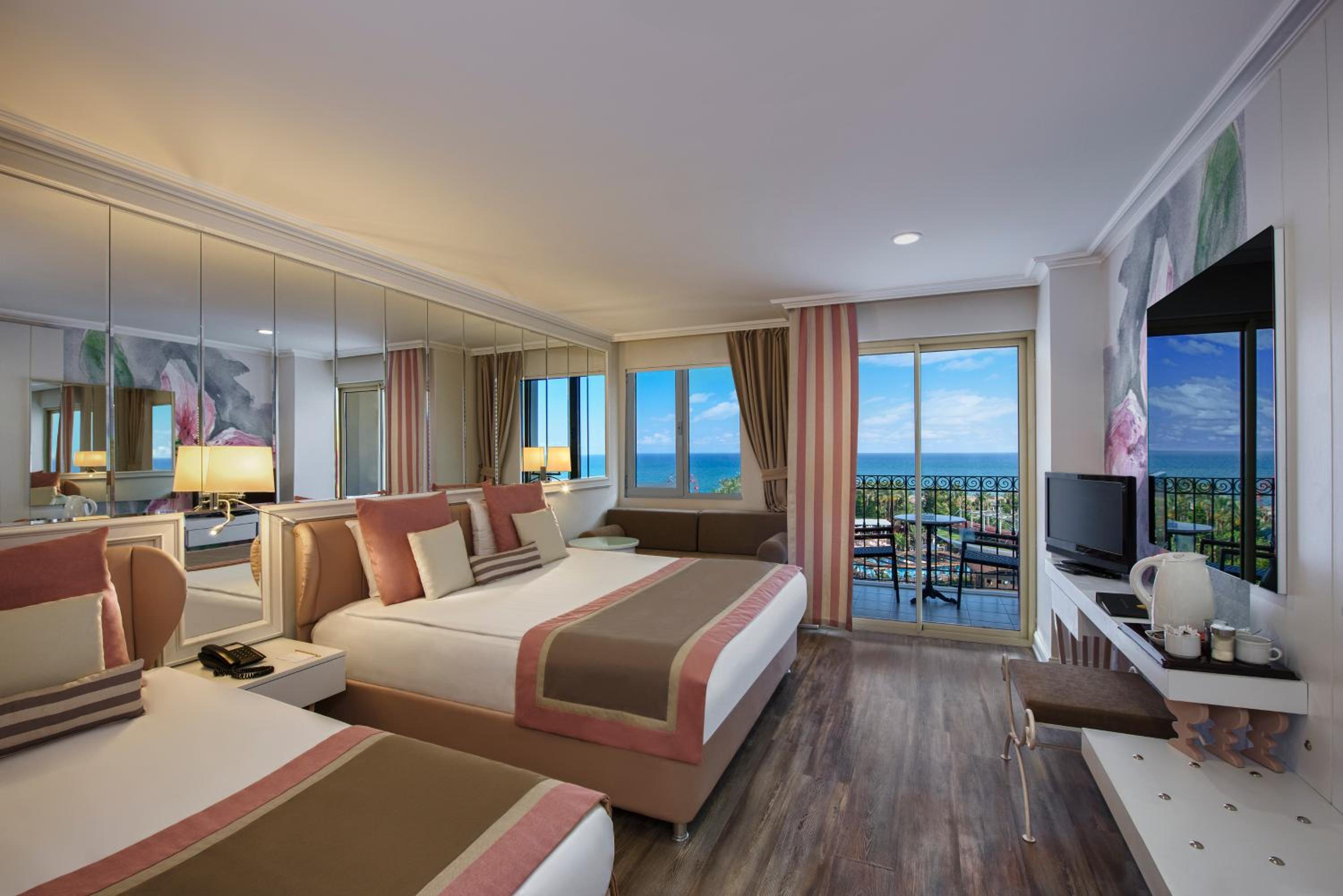 Standard Double or Twin Room with Side Sea View photo 3