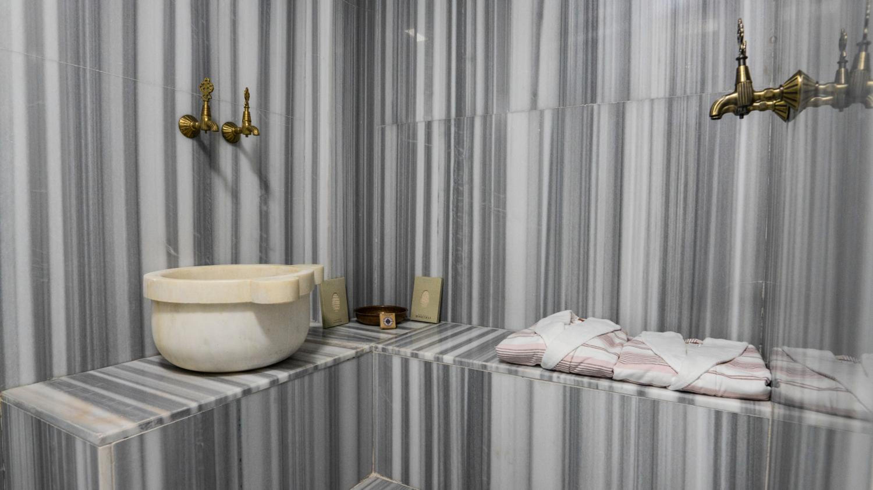 Deluxe Swim-Up Suite with Private Turkish Bath