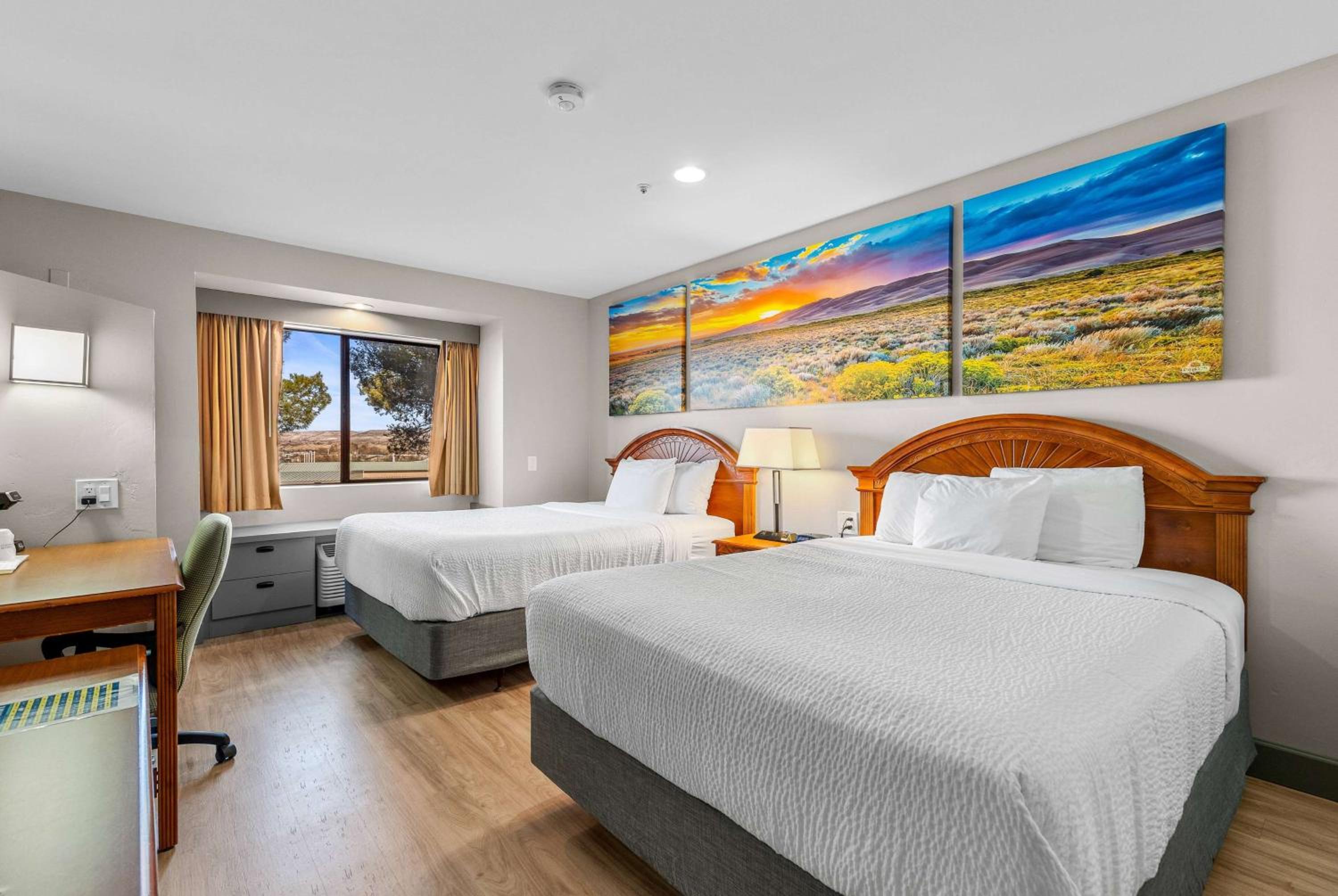 Queen Room with Two Queen Beds - Non-Smoking - Photo 4