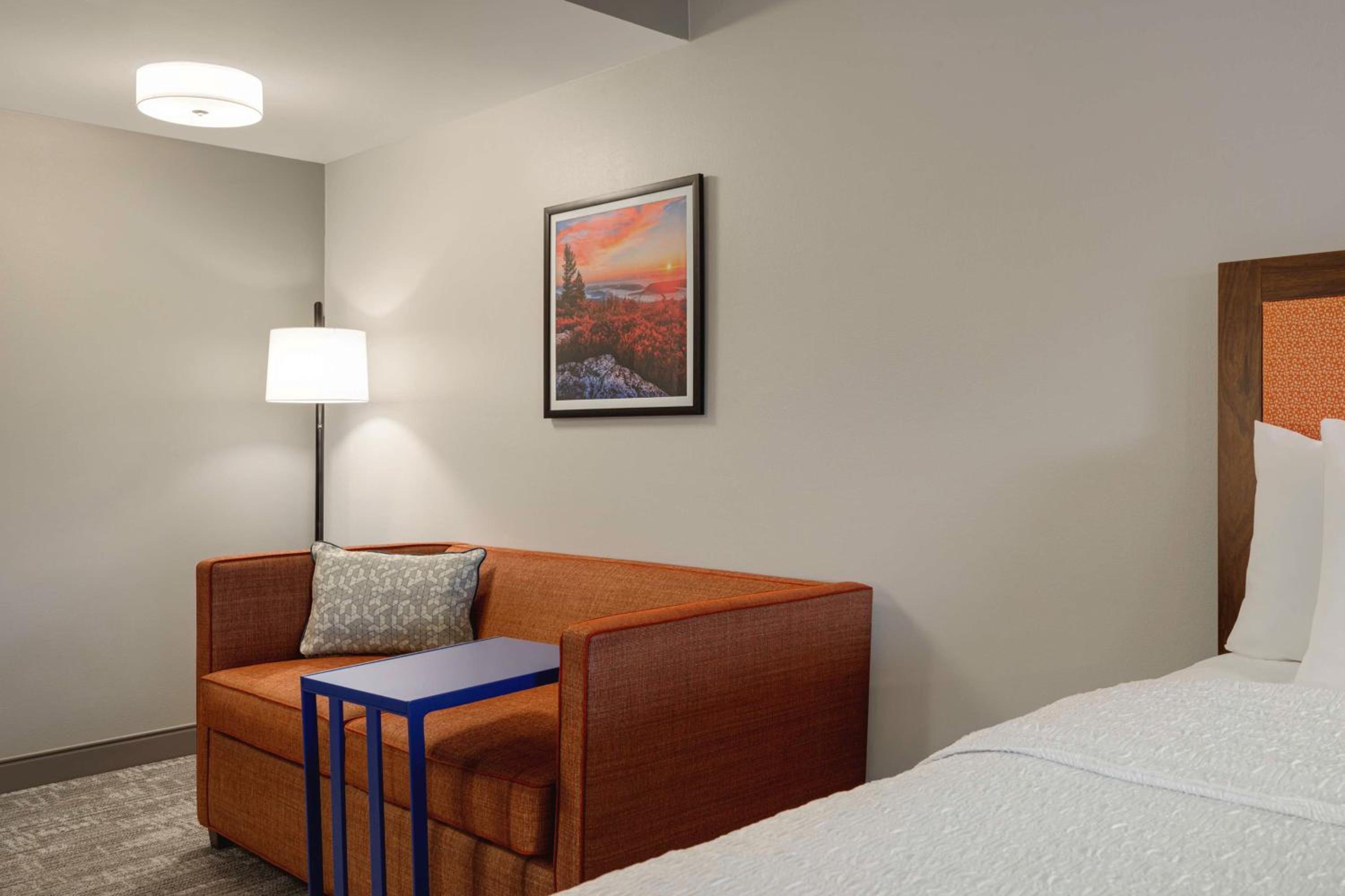 One-Bedroom Queen Suite with Two Queen Beds - Non-Smoking - Photo 2