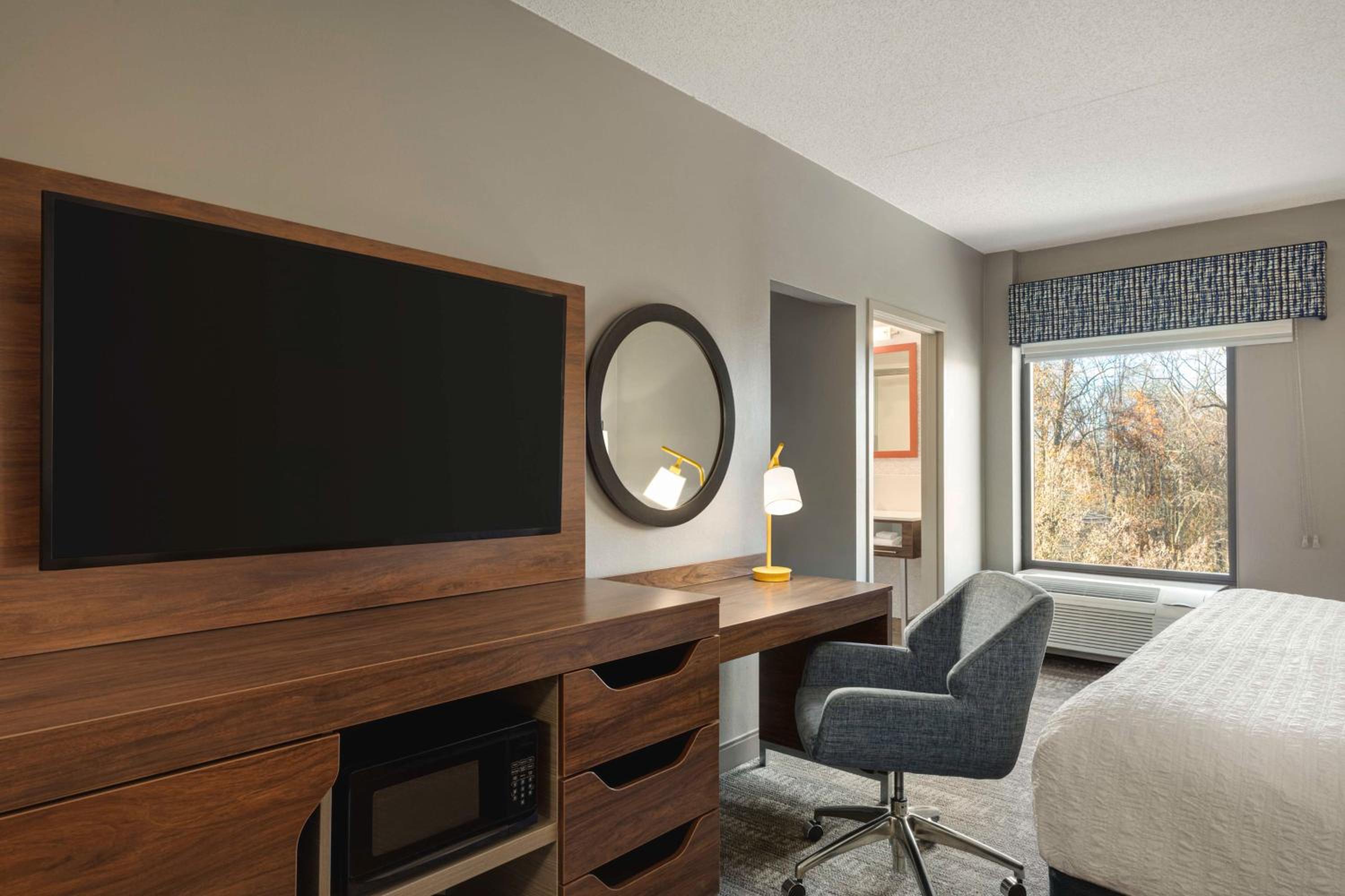 One-Bedroom Queen Suite with Two Queen Beds - Non-Smoking - Photo 3
