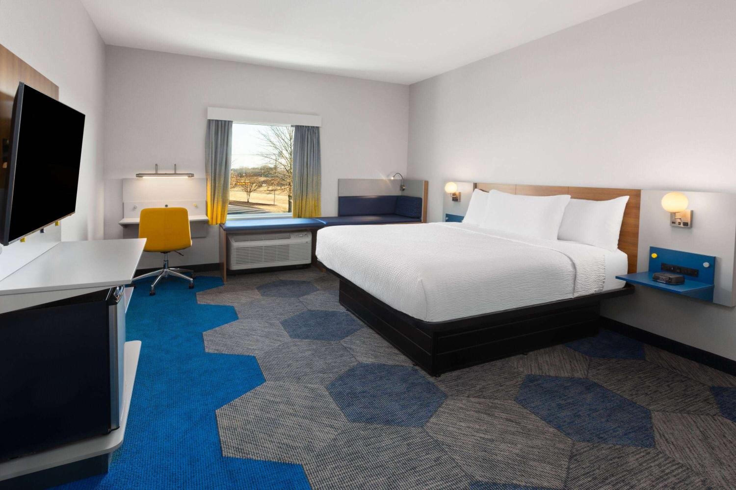 King Room with Mobility Access and Bathtub with Grab Bars, Non-Smoking - Photo 3
