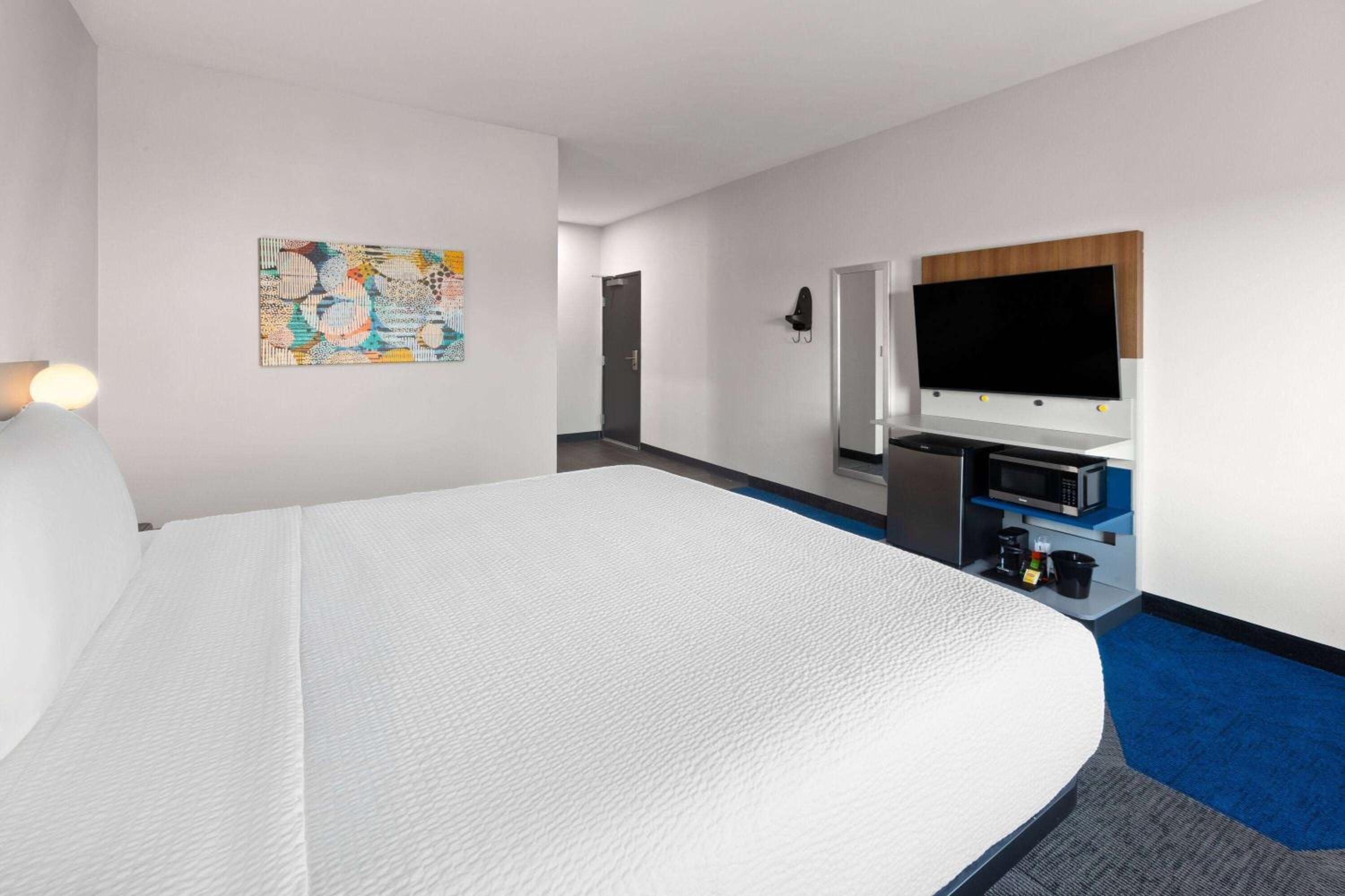 King Room with Mobility Access and Bathtub with Grab Bars, Non-Smoking - Photo 4