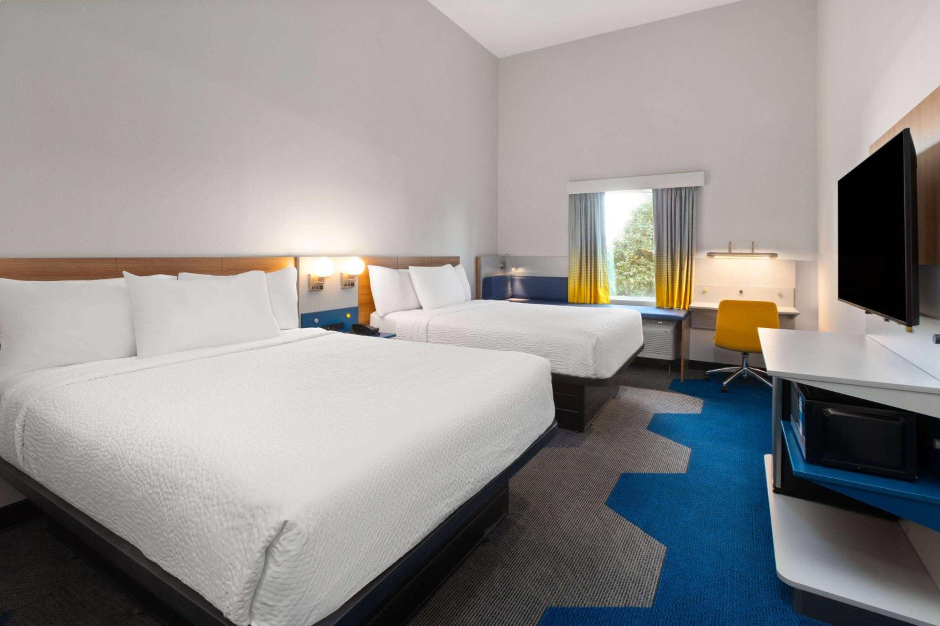Queen Room with Two Queen Beds - Non-Smoking - Photo 2