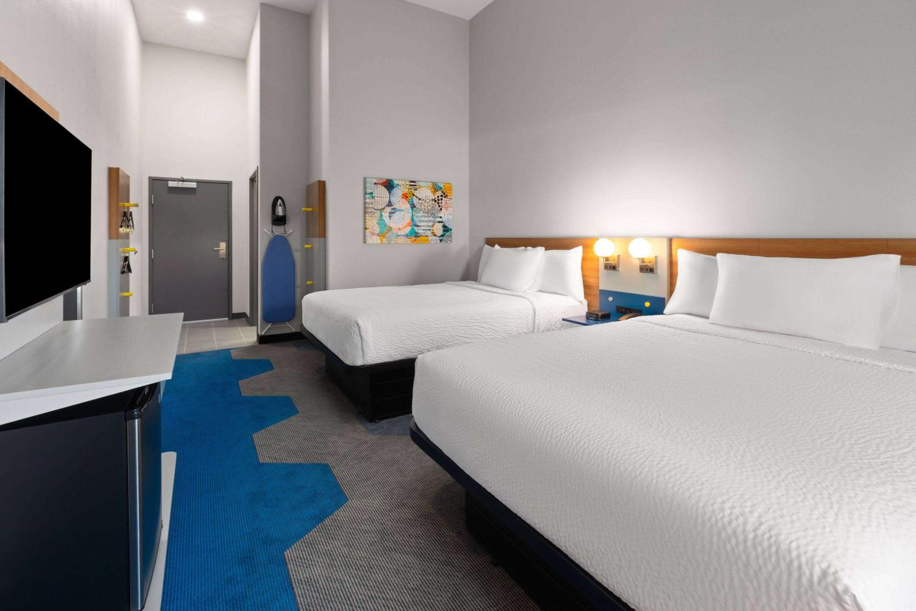 Queen Room with Two Queen Beds - Non-Smoking - Photo 3