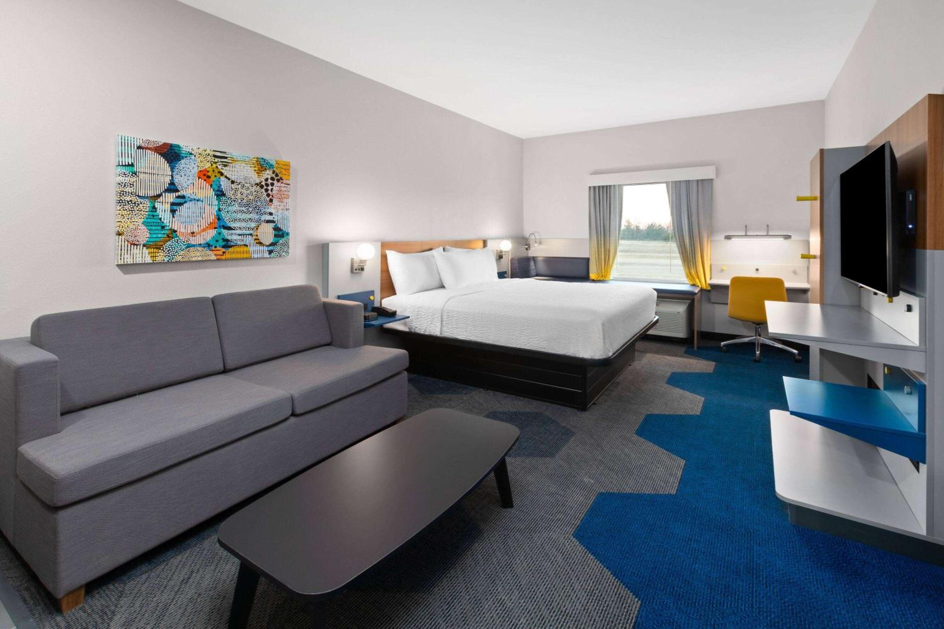 King Suite with Kitchenette - Non-Smoking - Photo 4