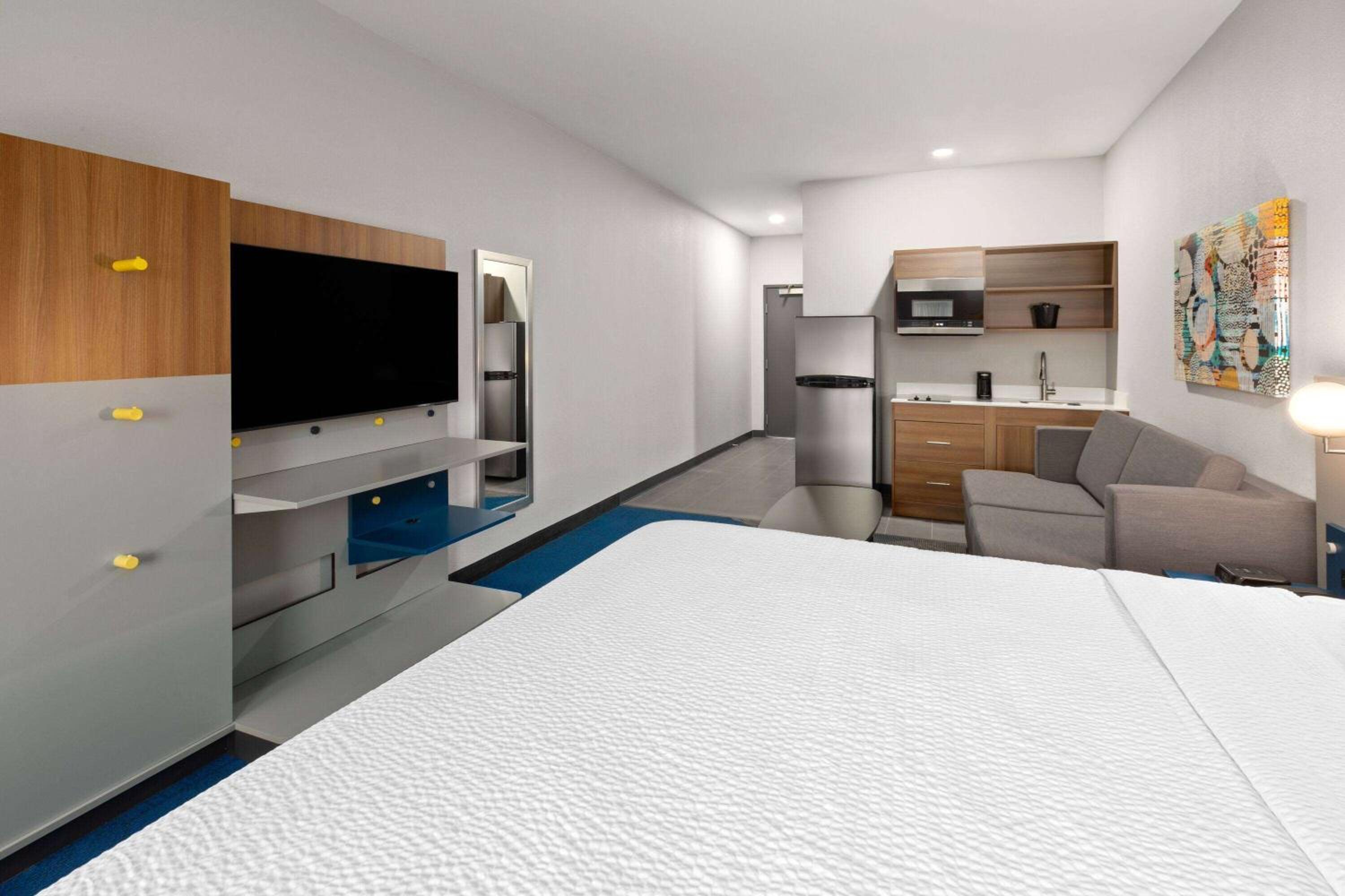King Suite with Kitchenette - Non-Smoking - Photo 2
