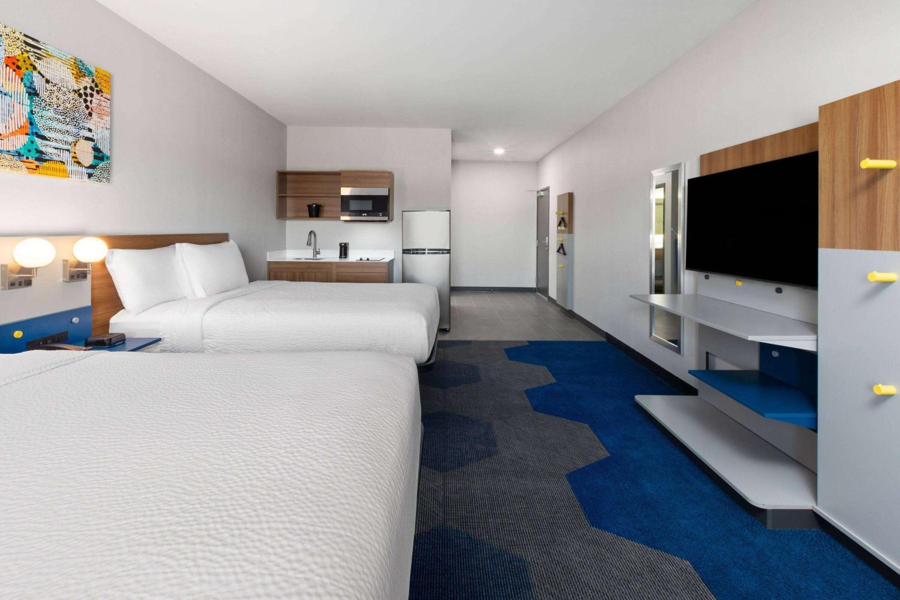 Suite with Two Queen Beds and Kitchenette - Non-Smoking - Photo 3