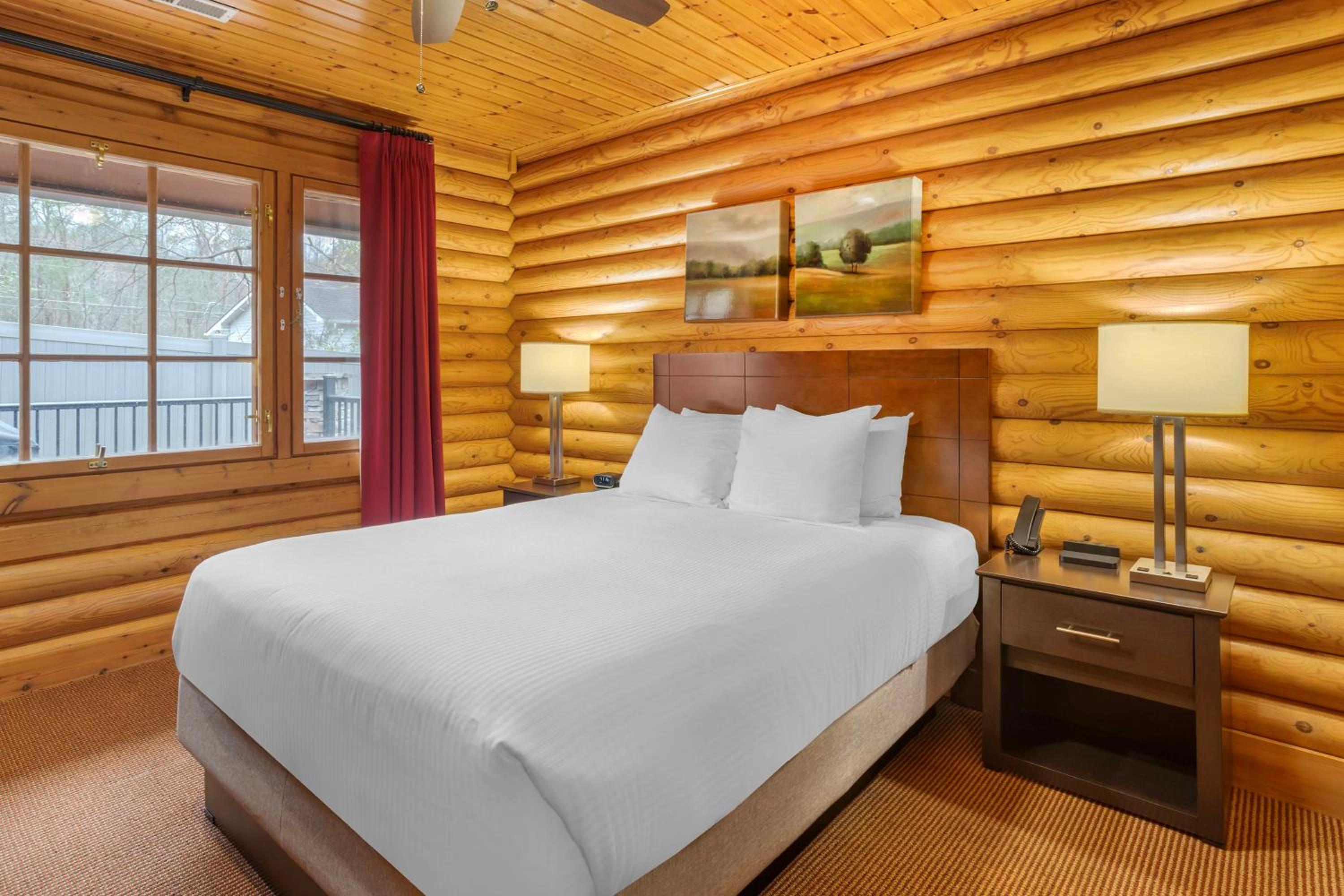 2 BEDROOM CABIN WITH 2 QUEEN BEDS