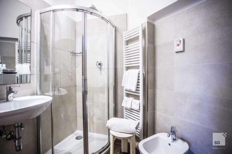 Standard Double or Twin Room - Photo 2