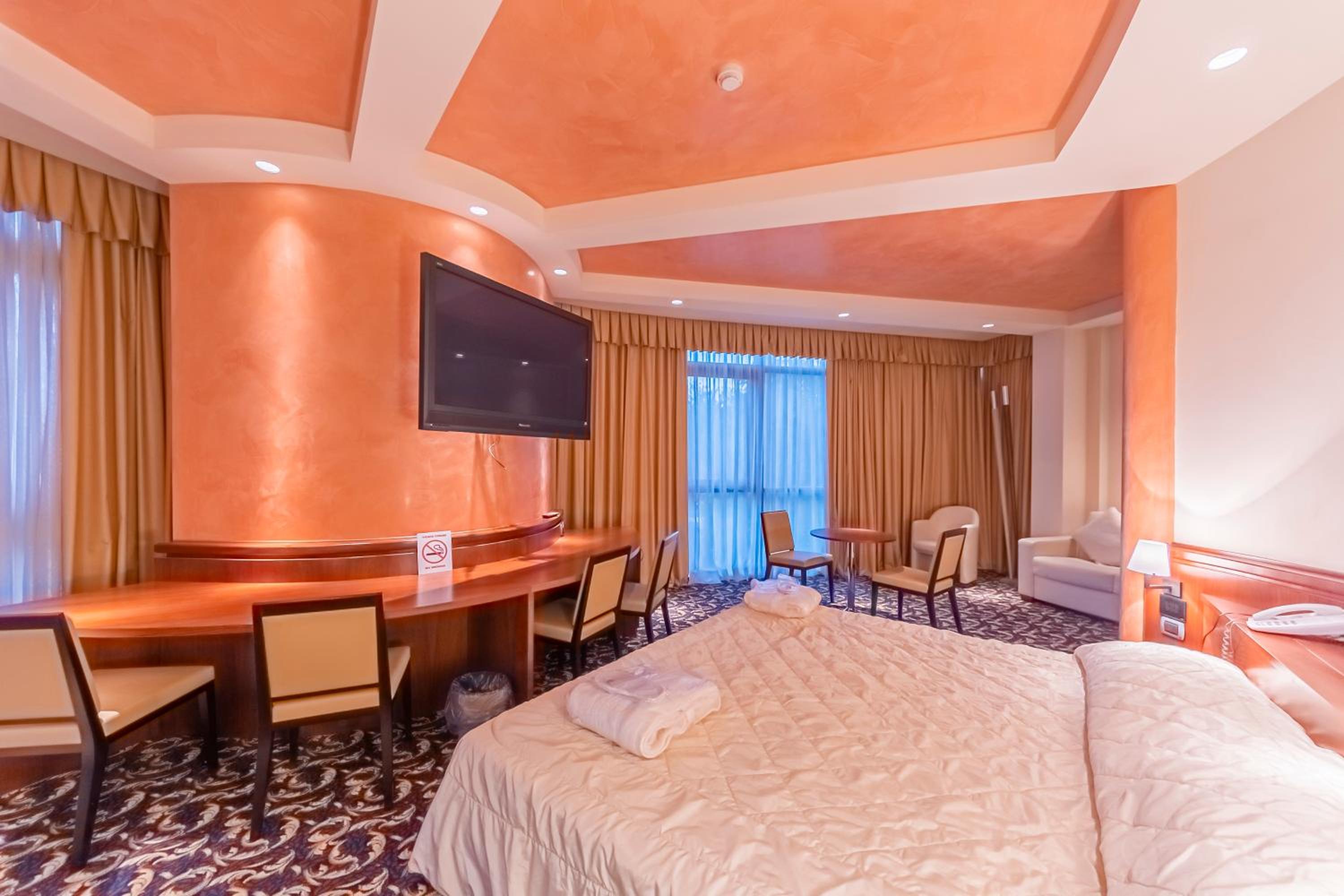Suite - Photo 2