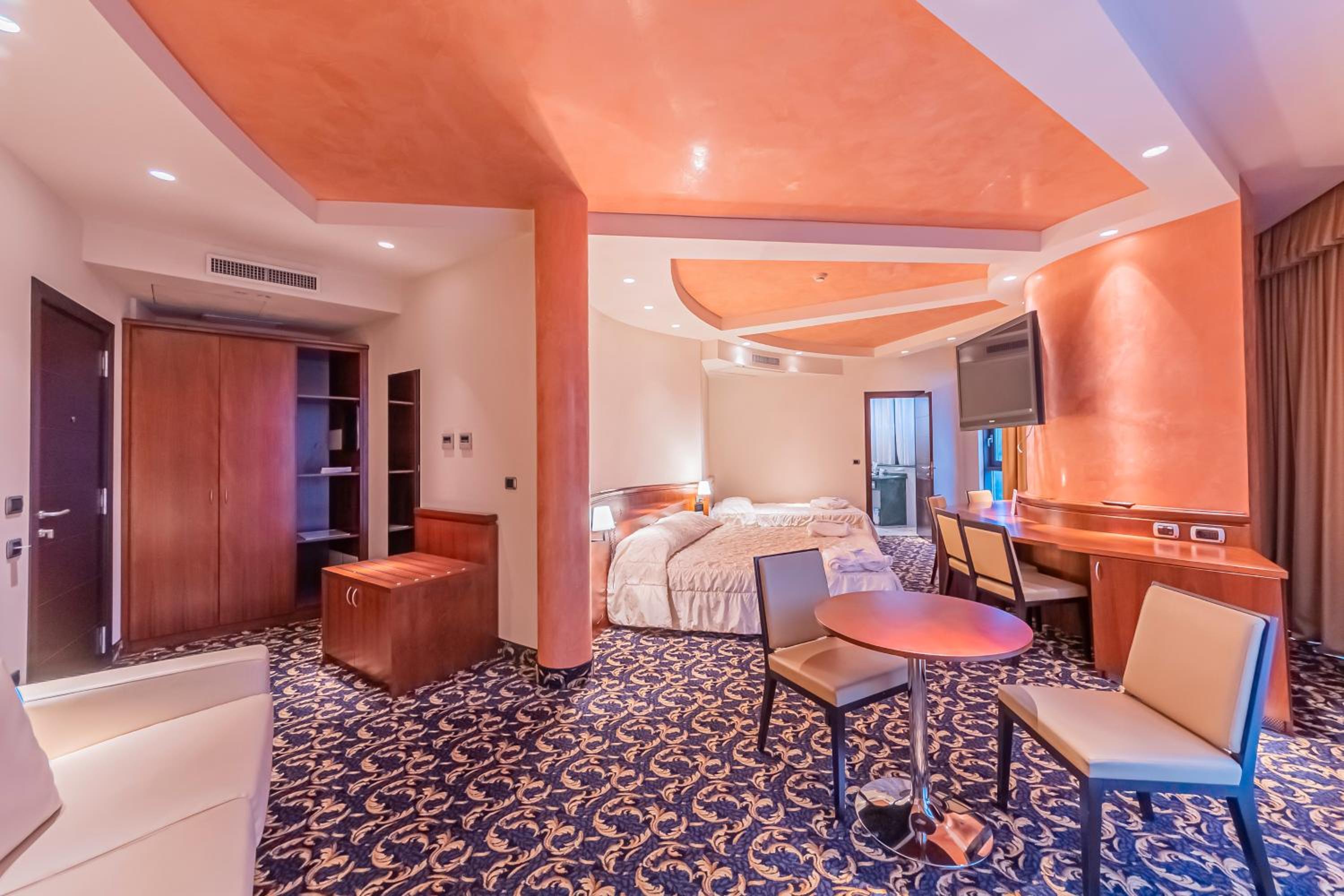 Suite - Photo 11