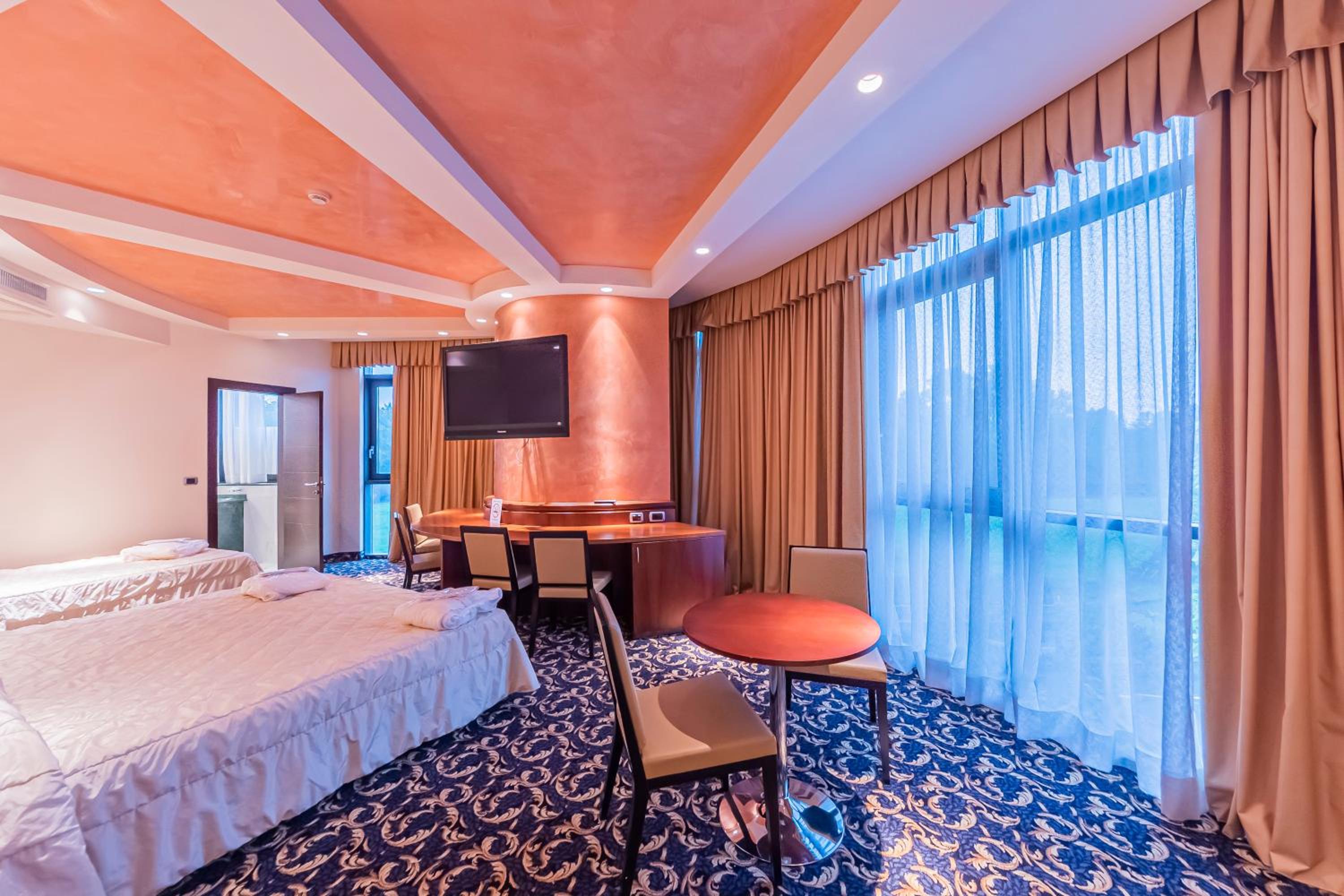 Suite - Photo 1