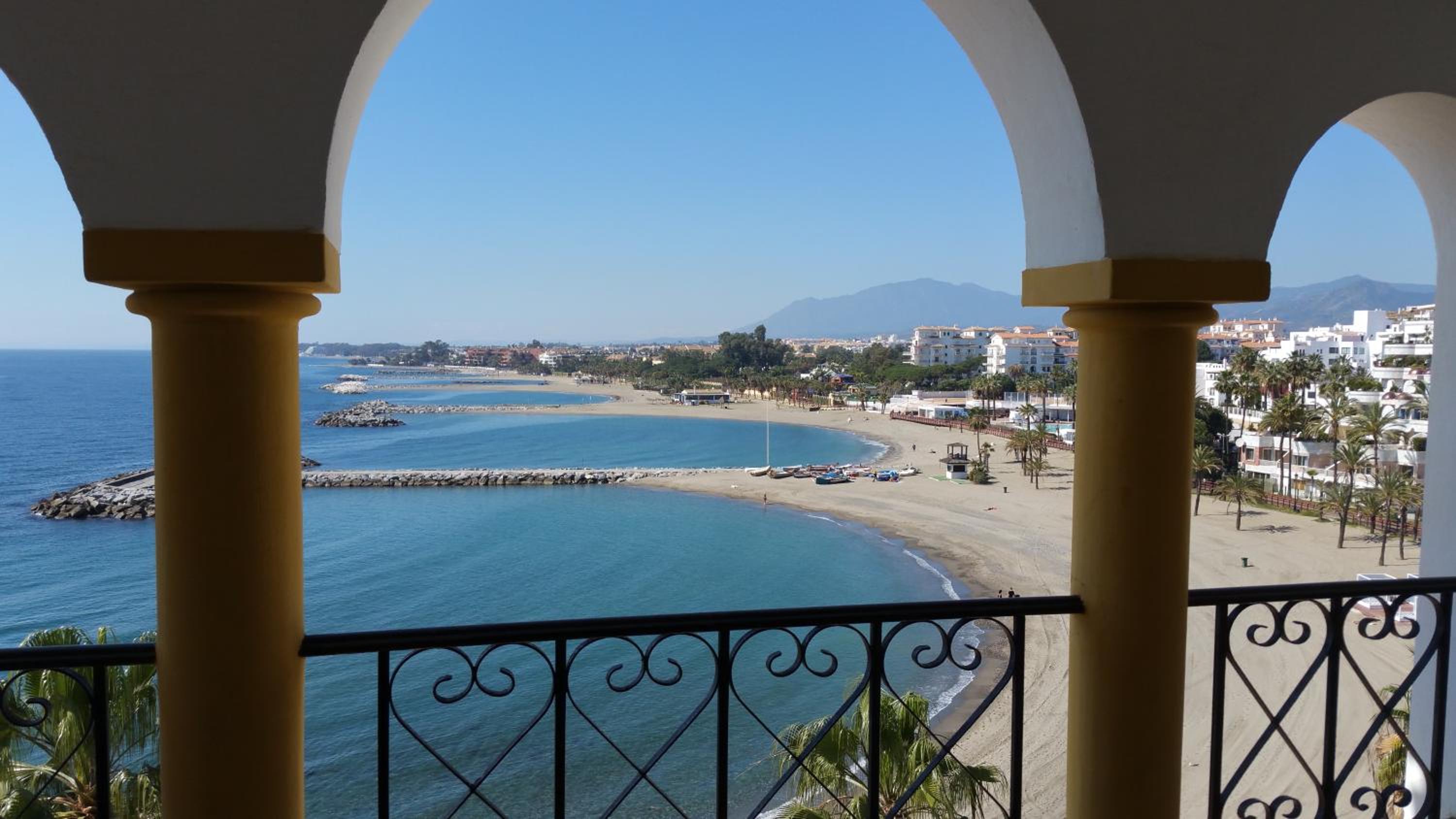 Three-Bedroom Apartment with Sea View (6 Adults) - Photo 7