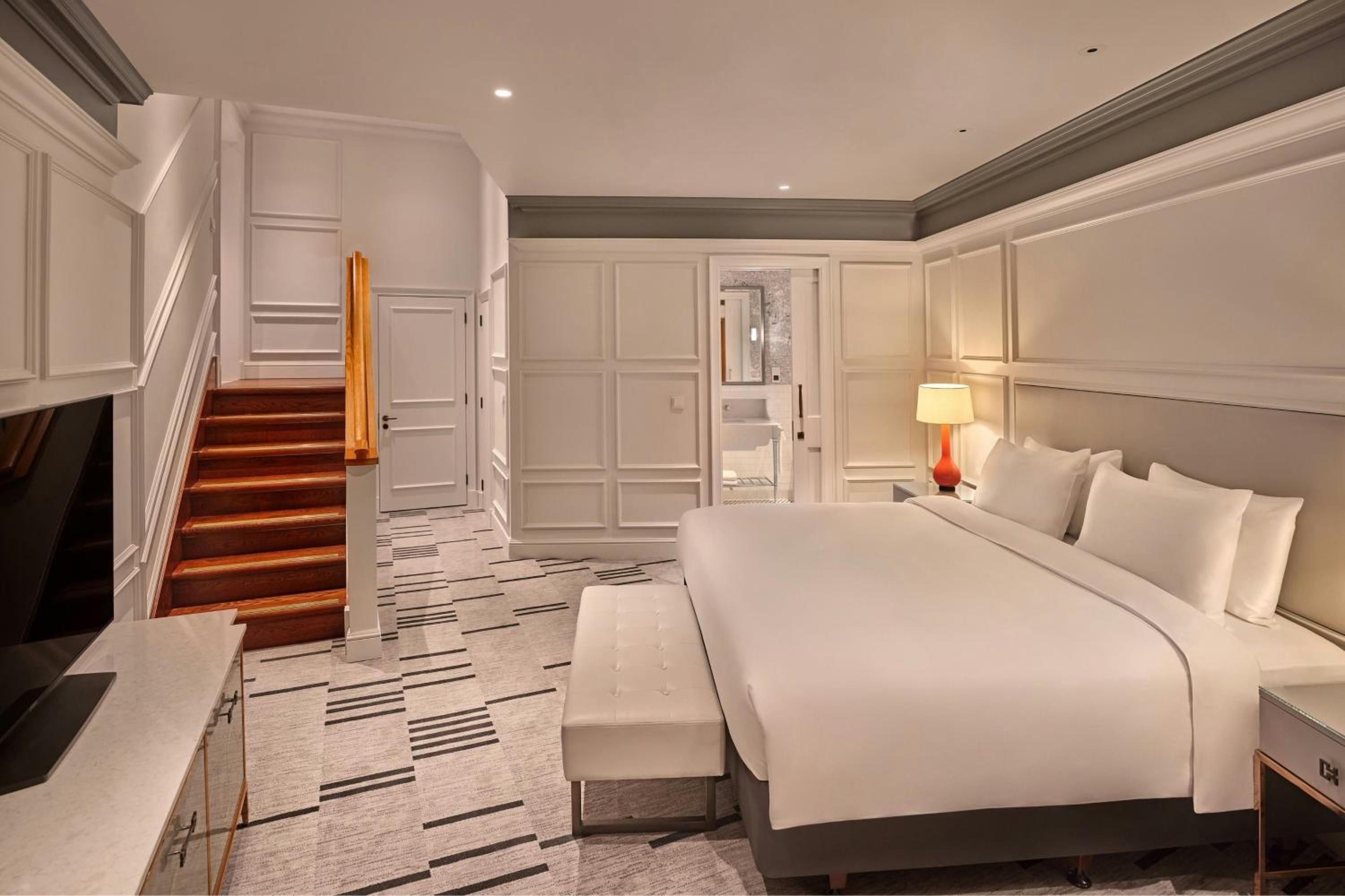Suite with South Bank Balcony - Club Lounge Access