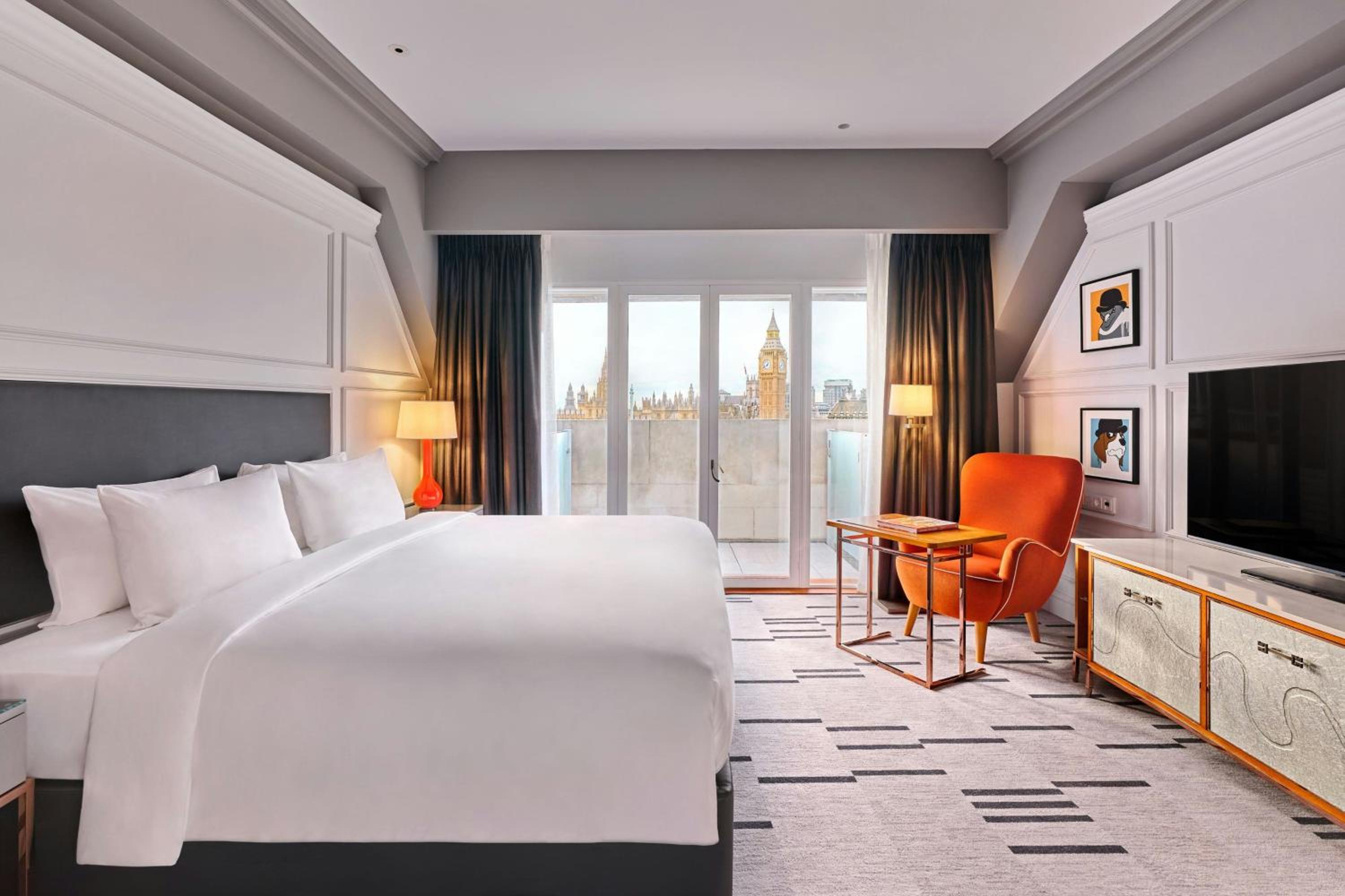 Suite with South Bank Balcony - Club Lounge Access thumbnail 6