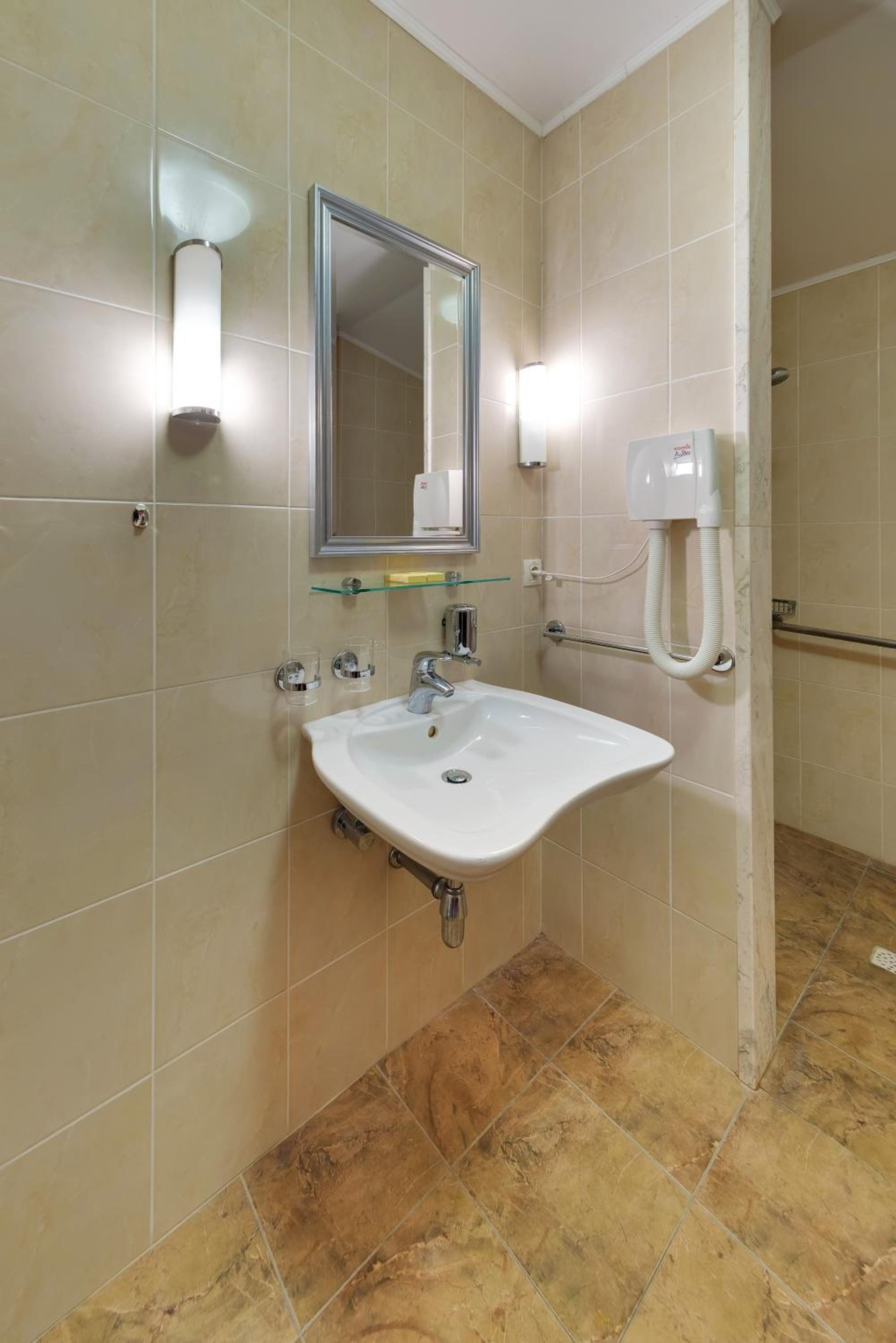 Double Room - Disability Access - Photo 4