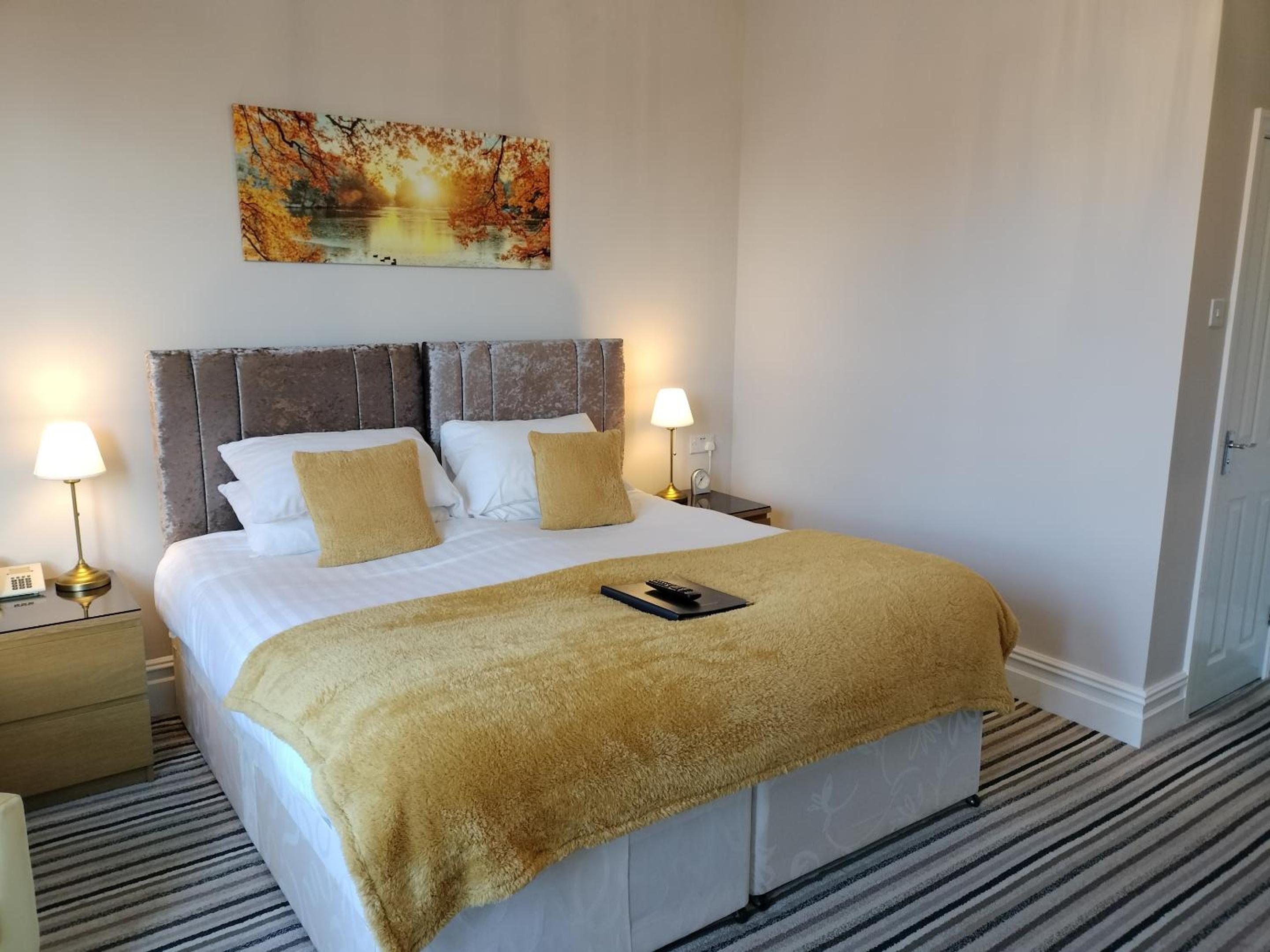 Double or Twin Room with Private Bathroom photo 3