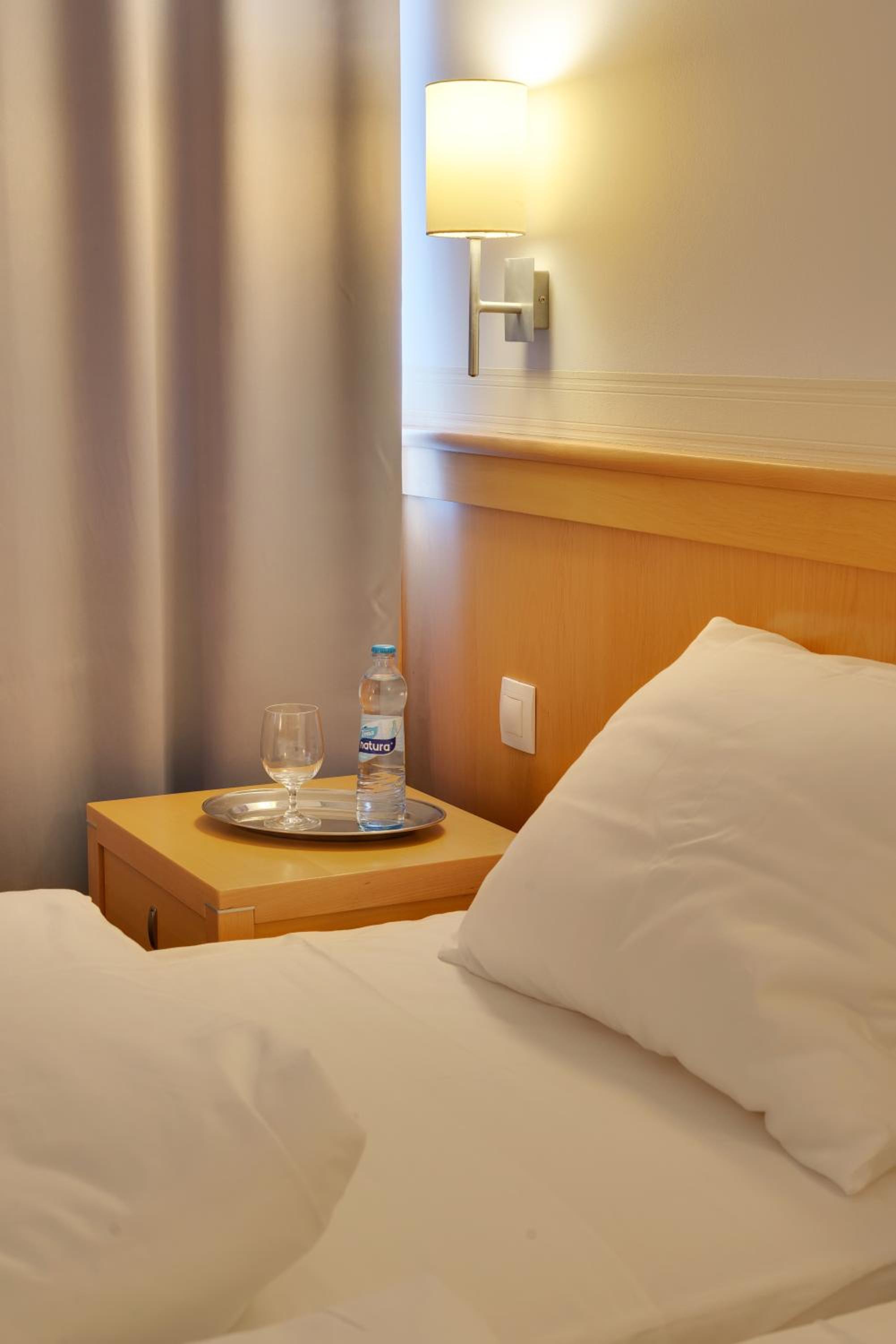 Double or Twin Room - Photo 4