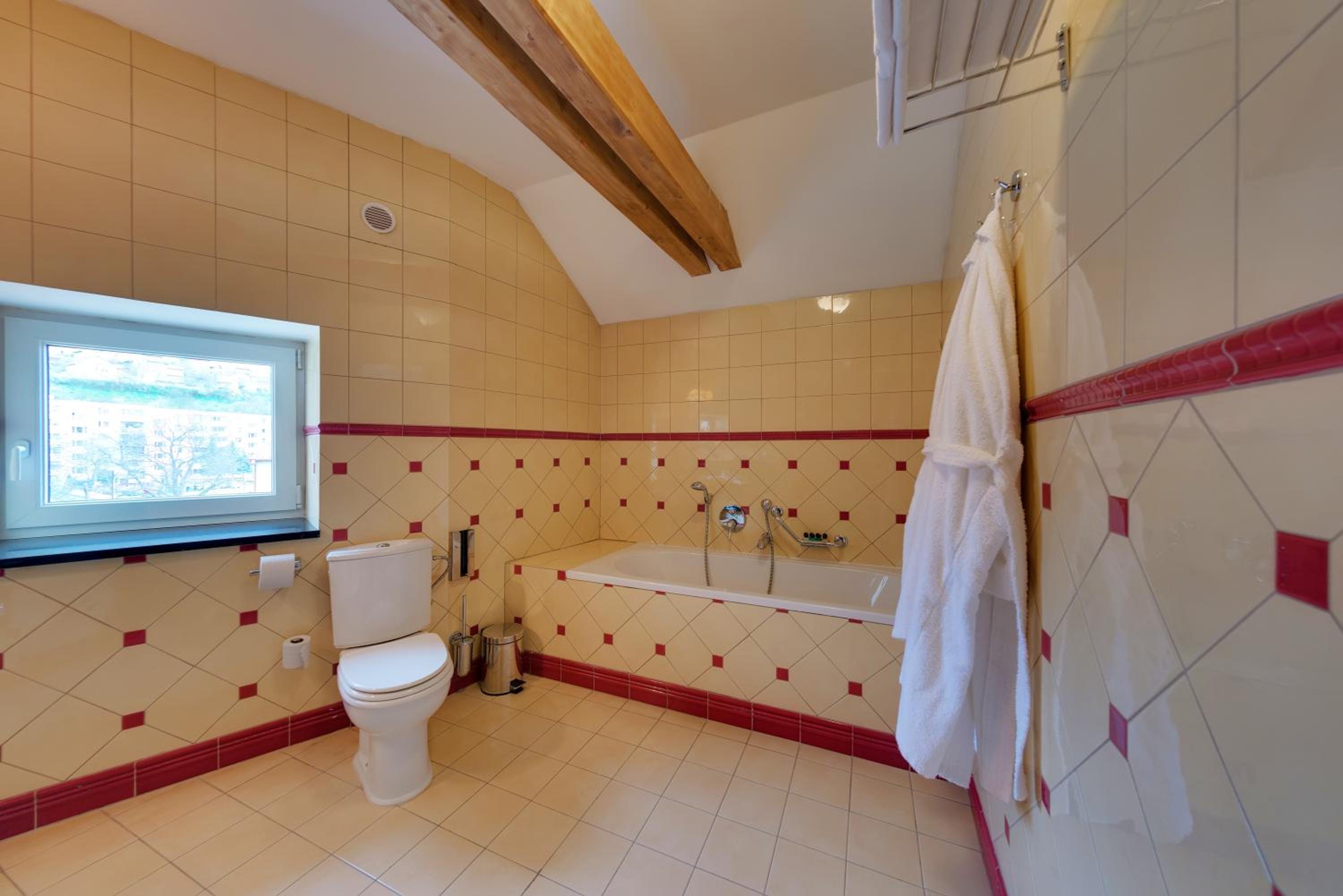 Deluxe Double Room - Photo 11