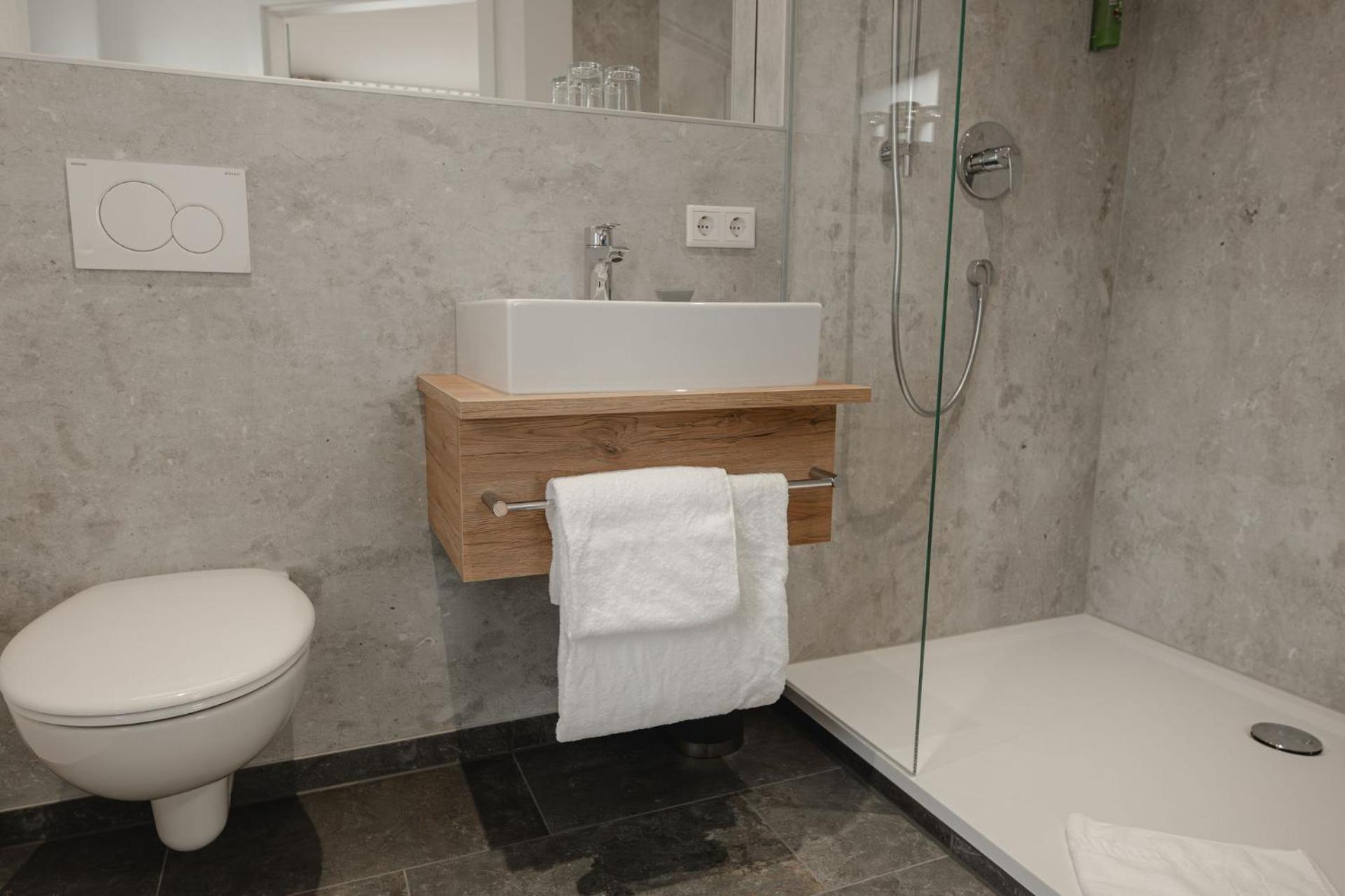 Standard Queen Room - Photo 5