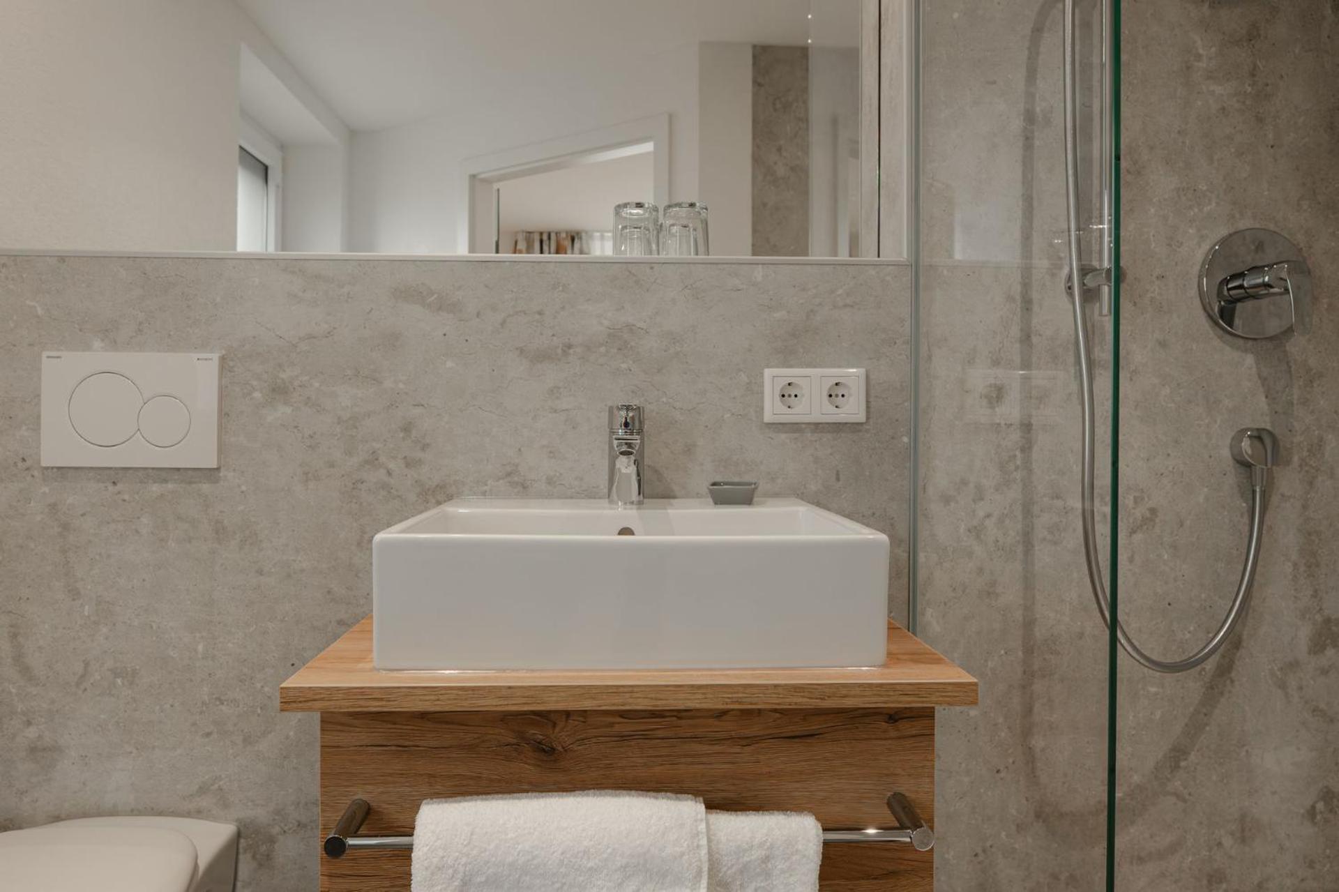 Standard Queen Room - Photo 7