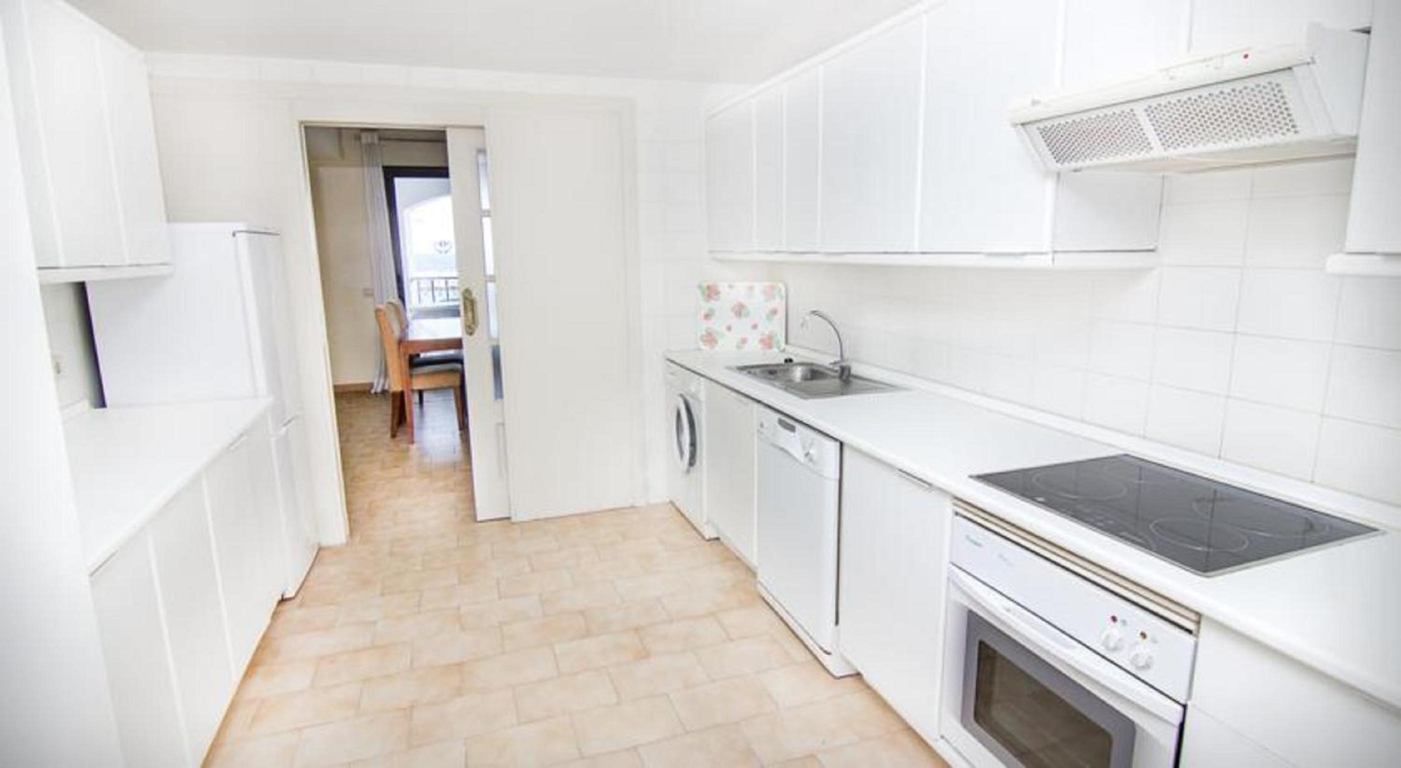 Three-Bedroom Apartment (6 Adults) - Photo 4