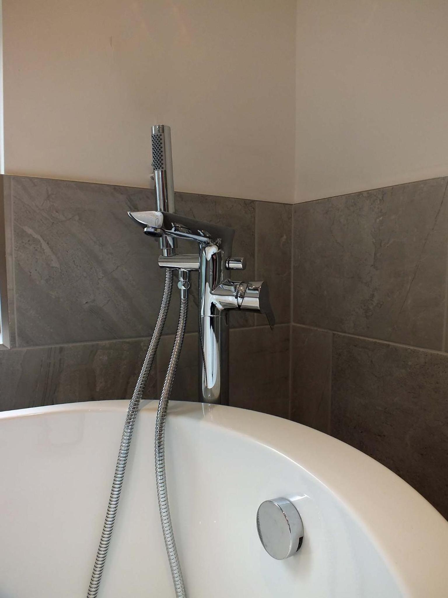 Deluxe King Room with Private Bathroom photo 2