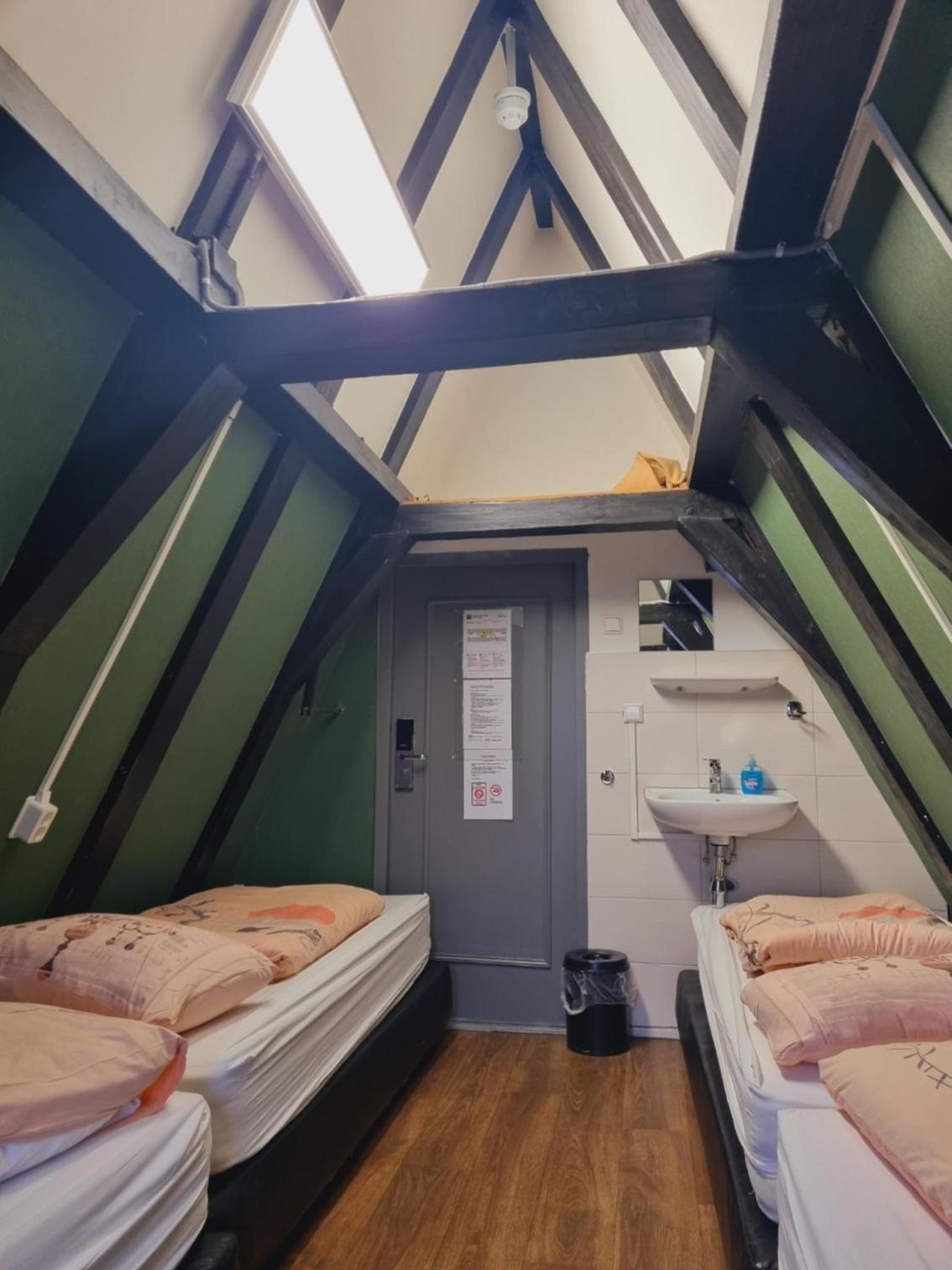 Quadruple Room with Shared Bathroom photo 2