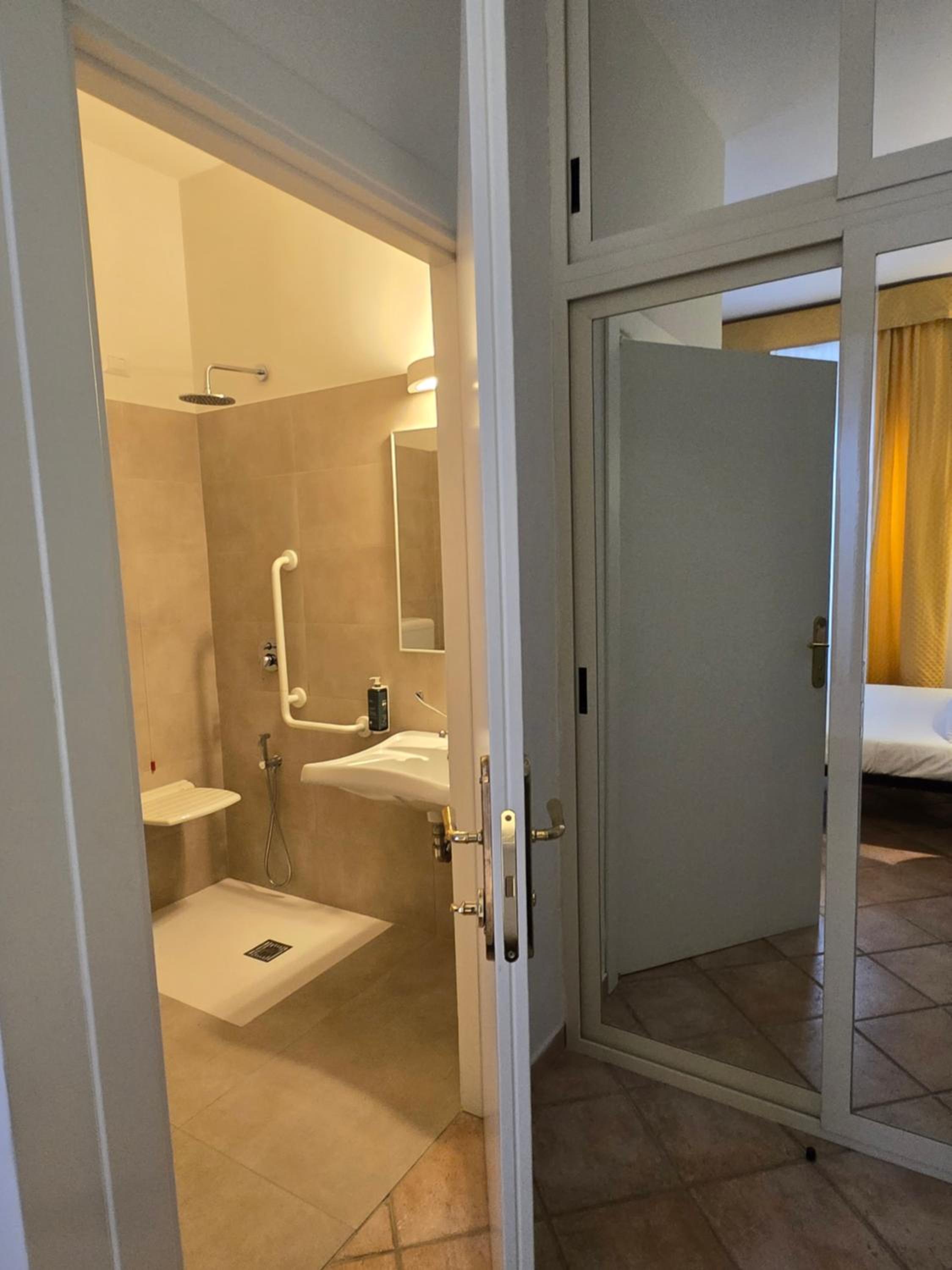 Double or Twin Room - Disability Access photo 2