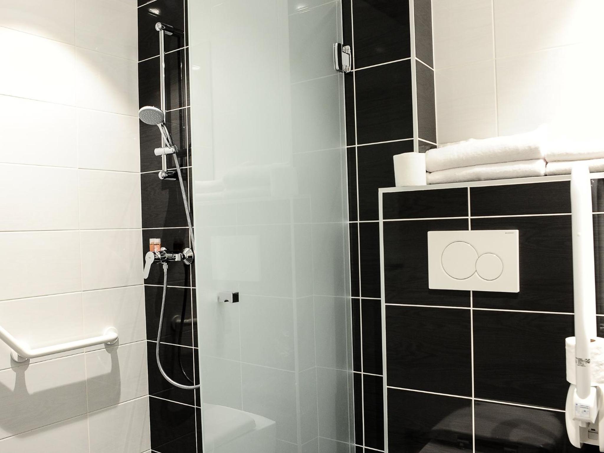 Queen Room - Disability Access photo 2