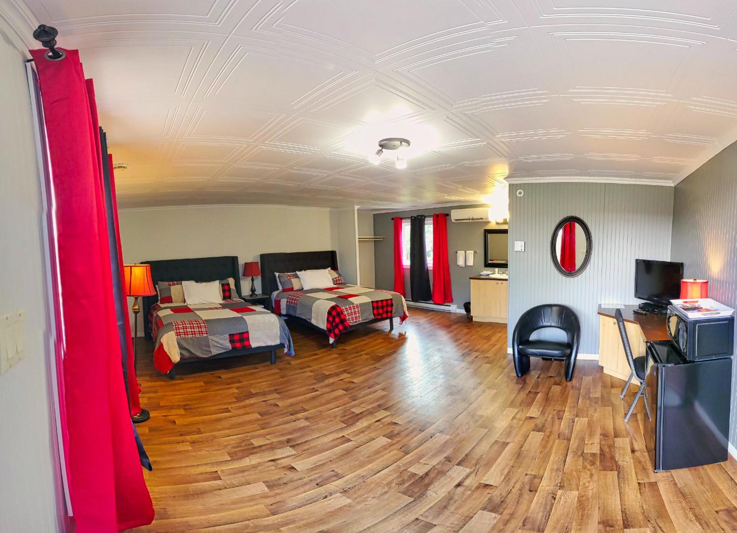 Queen Room With Sofa Bed - Photo 1