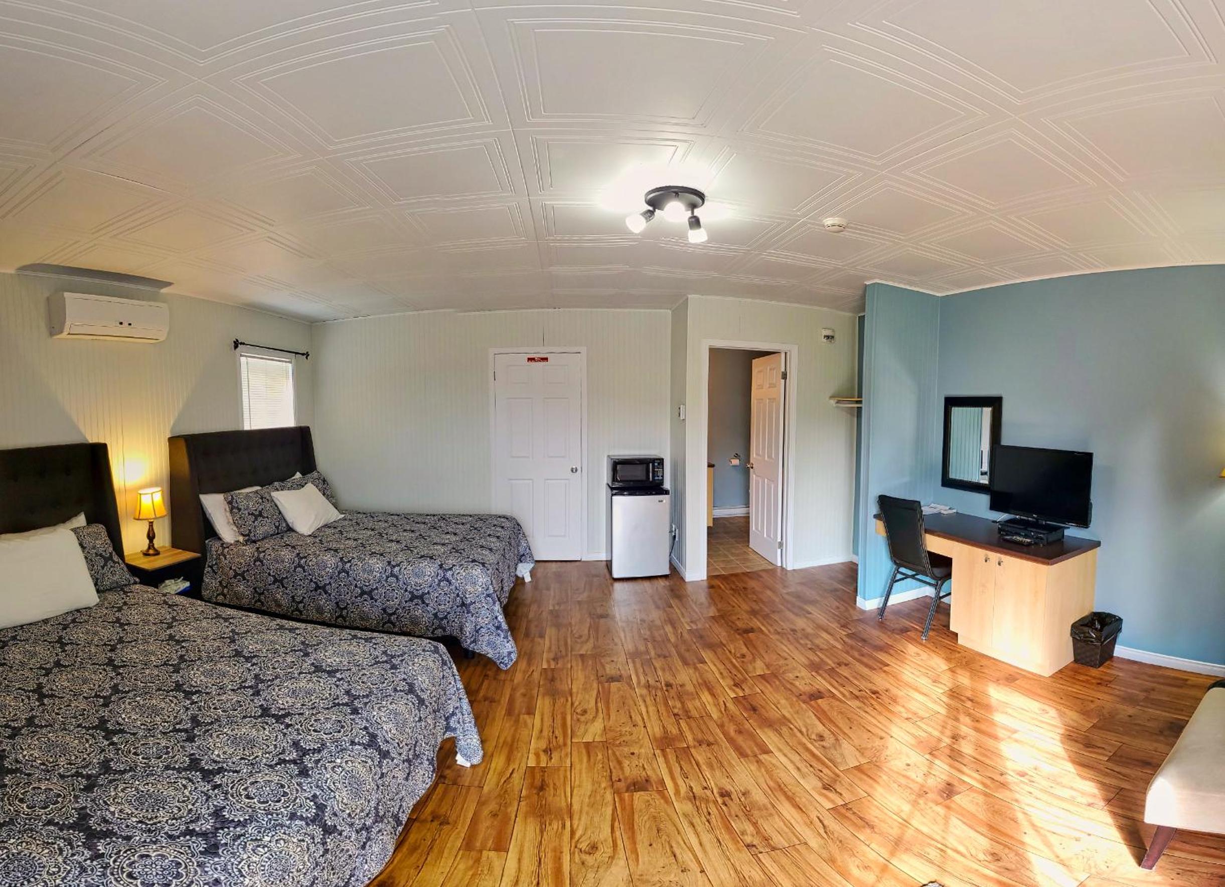 Queen Room With Two Queen Beds - Photo 4