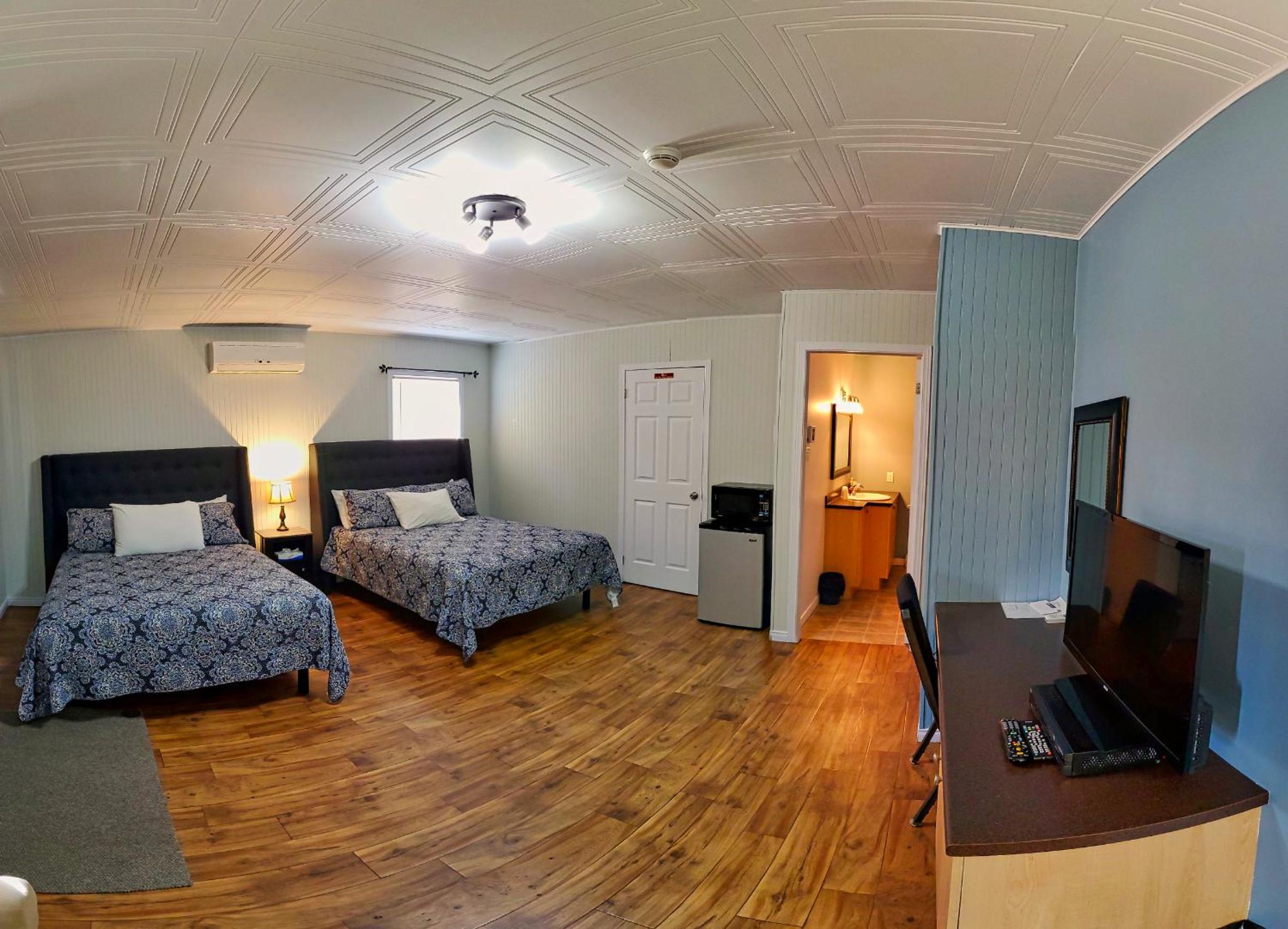 Queen Room With Two Queen Beds - Photo 1
