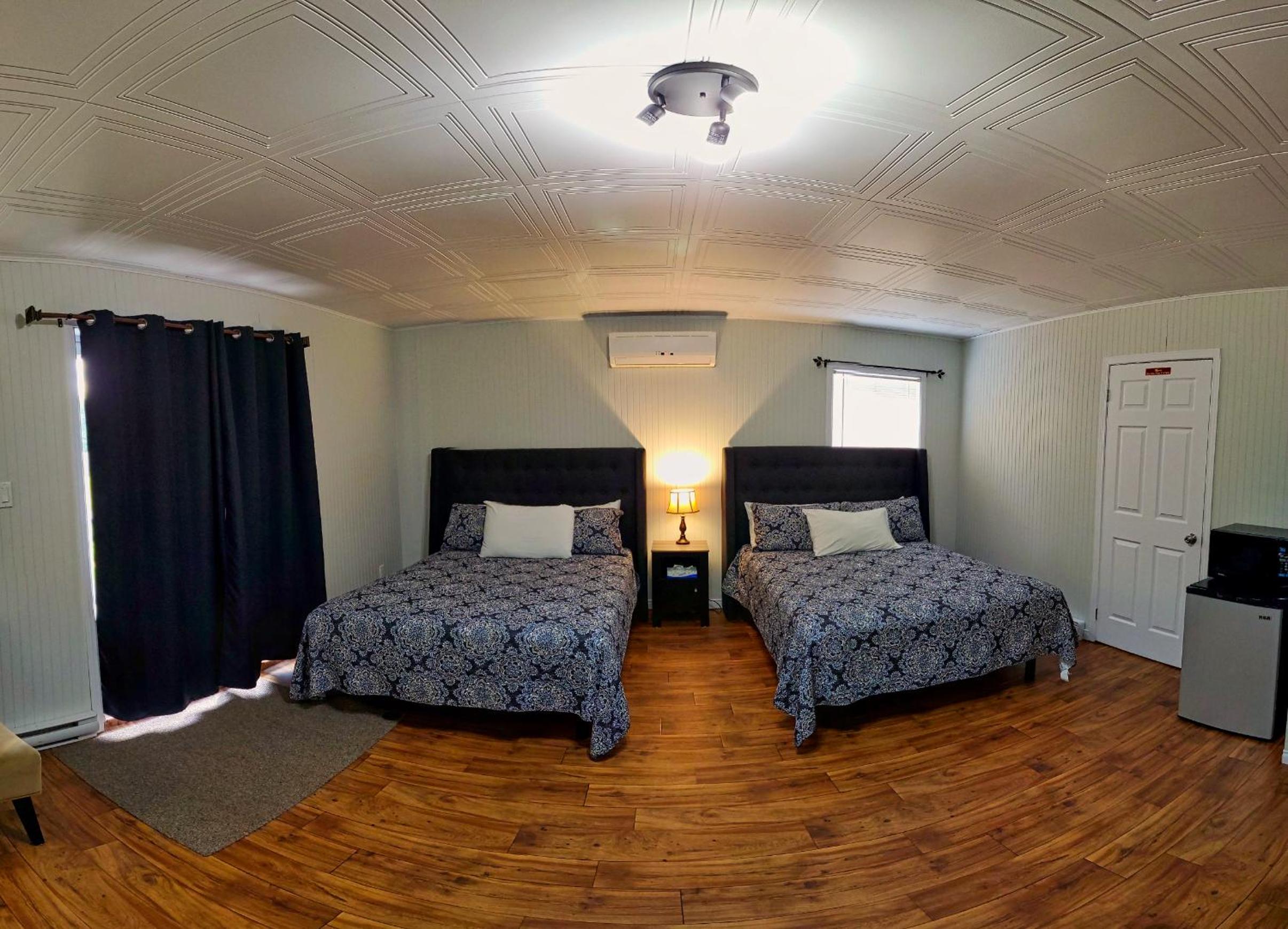 Queen Room With Two Queen Beds - Photo 2