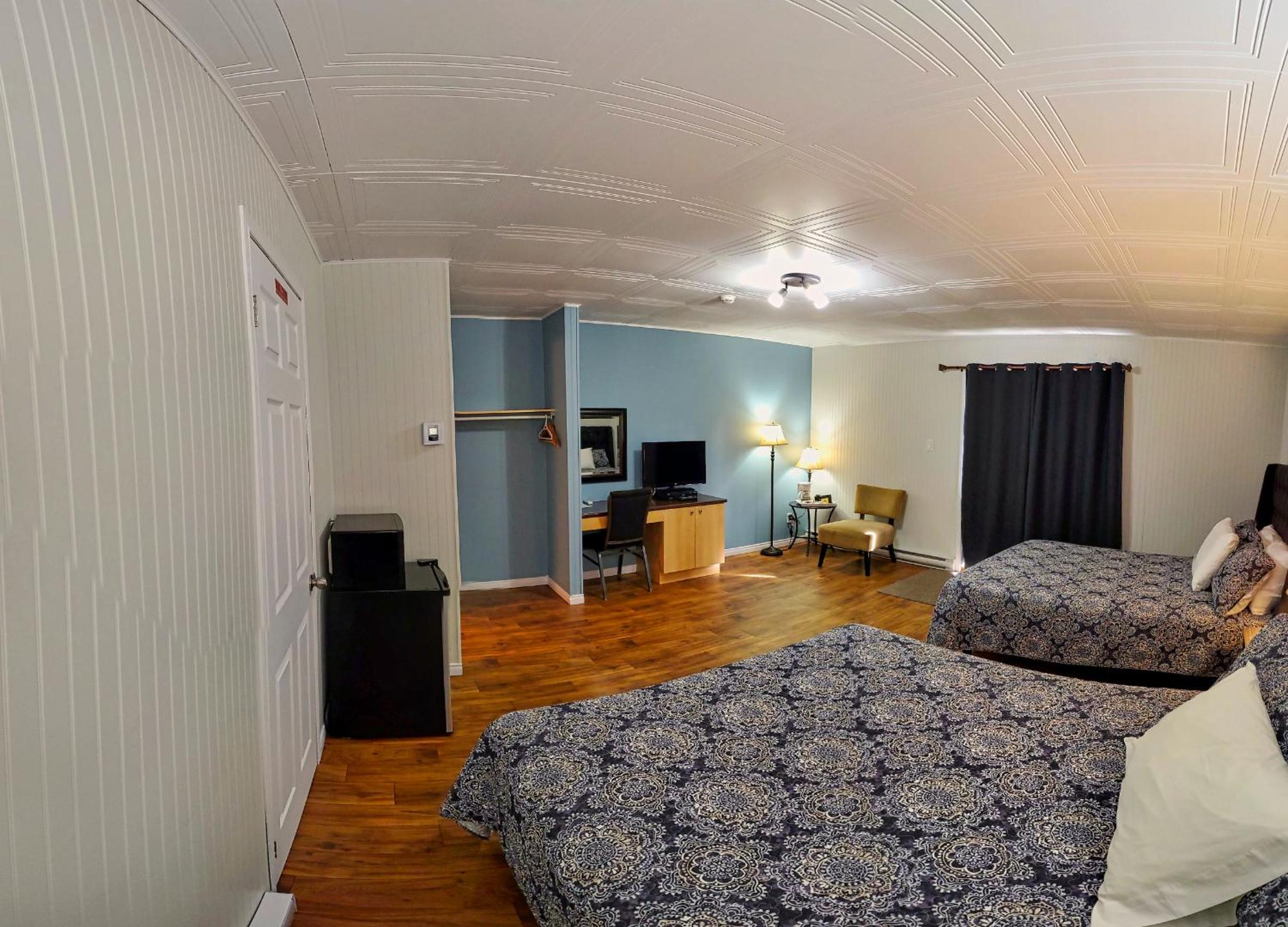 Queen Room With Two Queen Beds - Photo 5