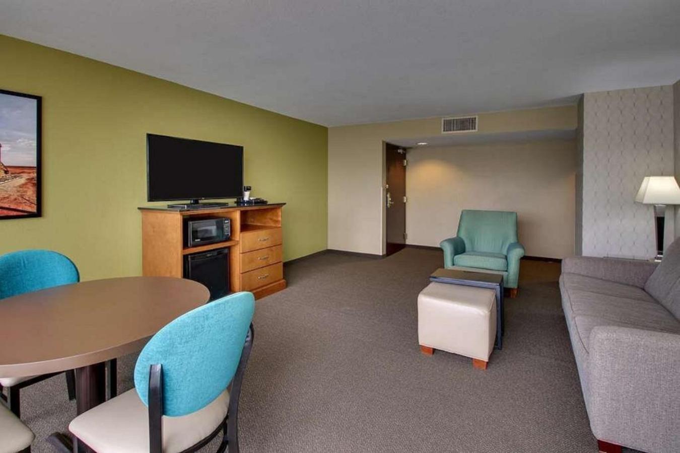 One-Bedroom Deluxe King Suite - Non-Smoking photo 1