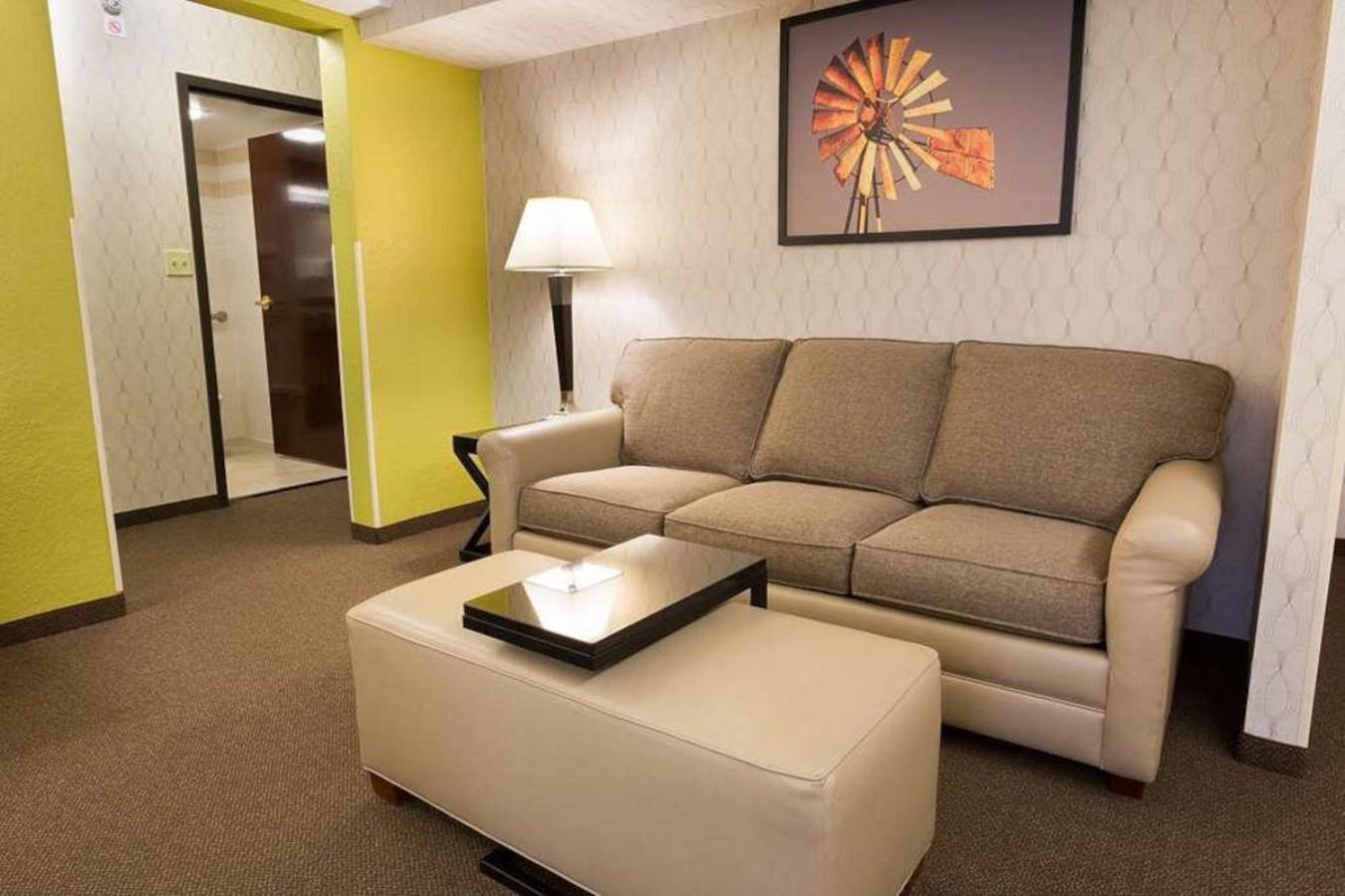 One-Bedroom Deluxe King Suite - Non-Smoking photo 3