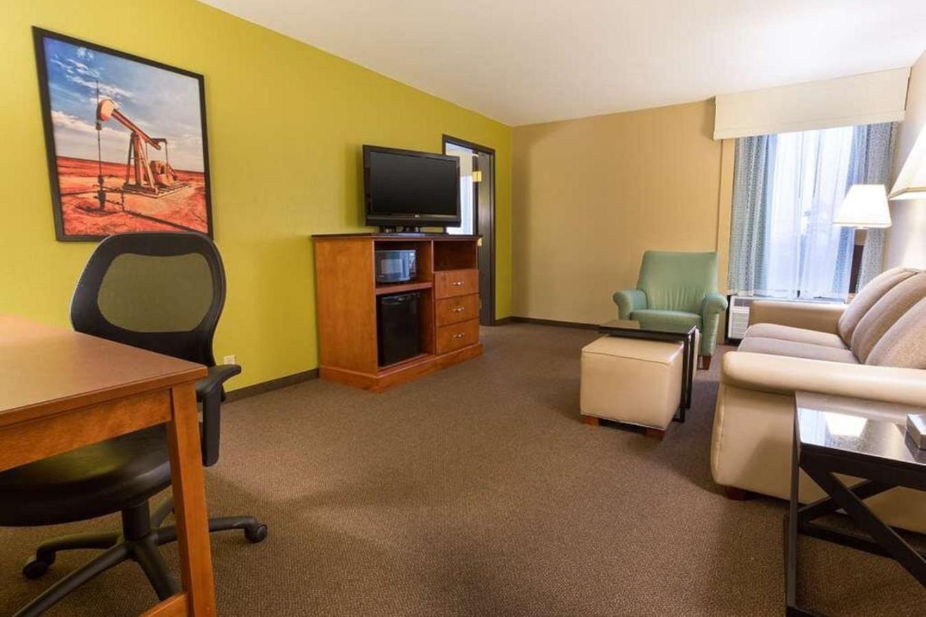 One-Bedroom Deluxe King Suite - Non-Smoking photo 2