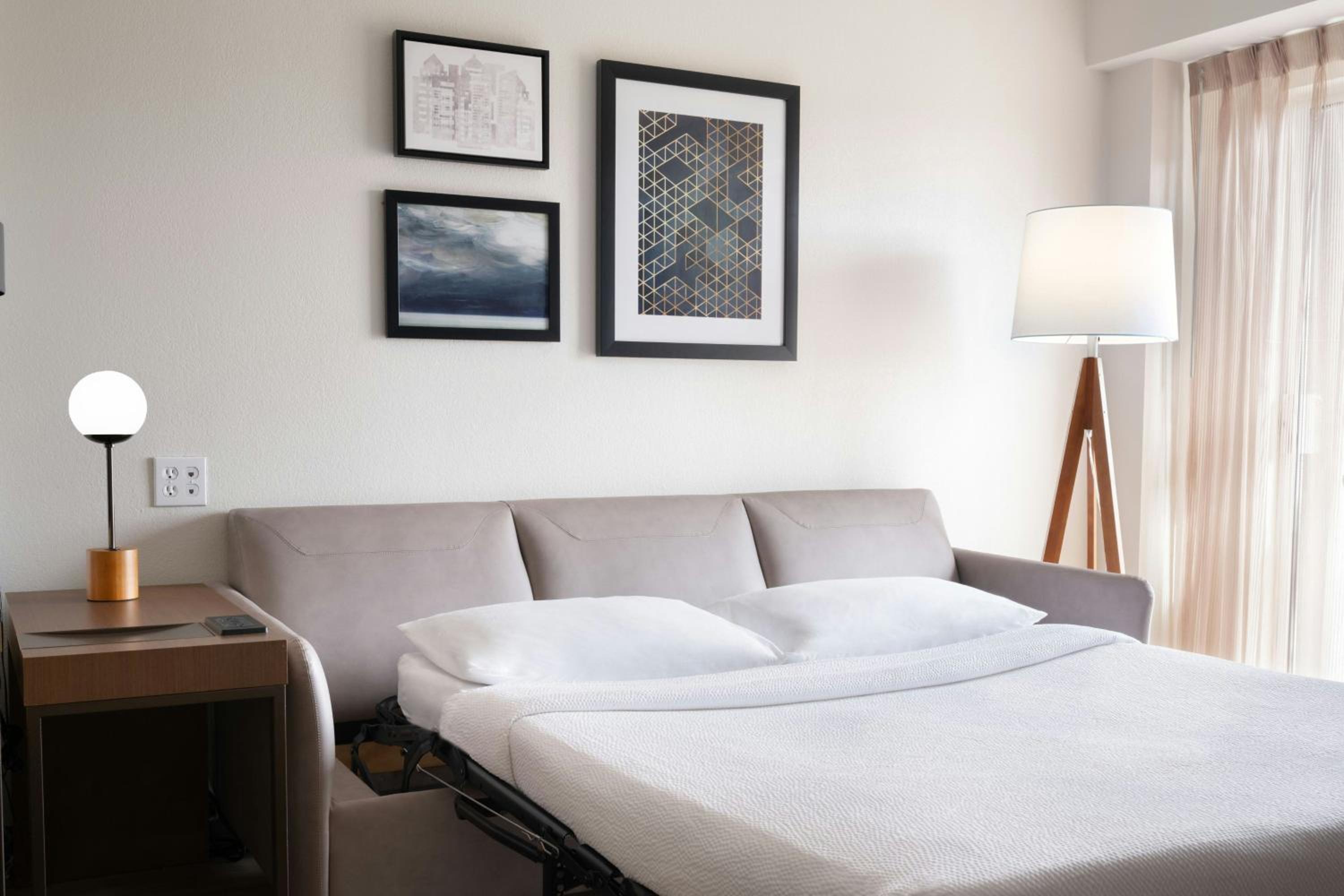 King Studio with Balcony and Sofa-Bed - Photo 4