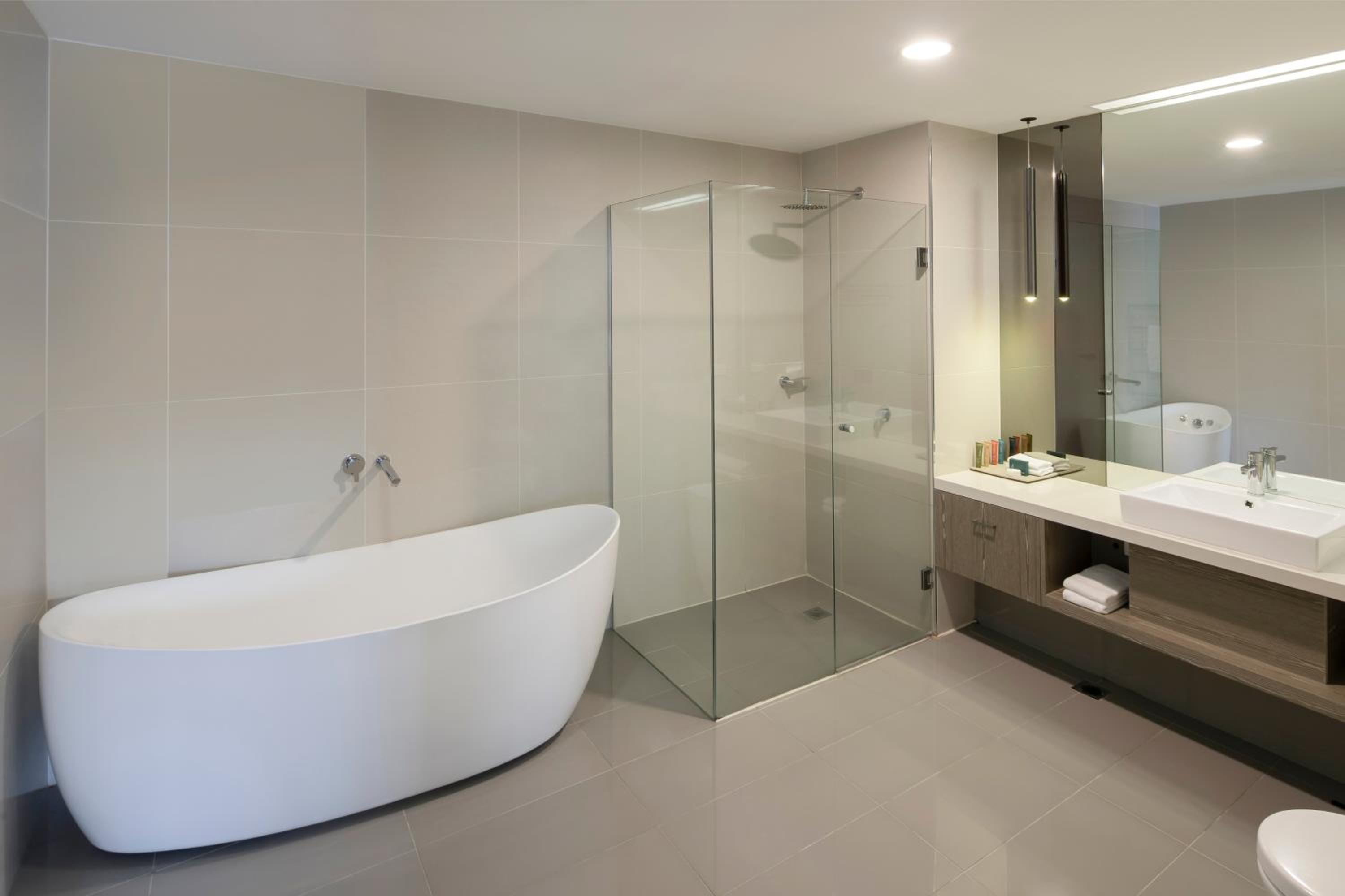 Deluxe One-Bedroom King Apartment with Spa Bath  - Photo 7