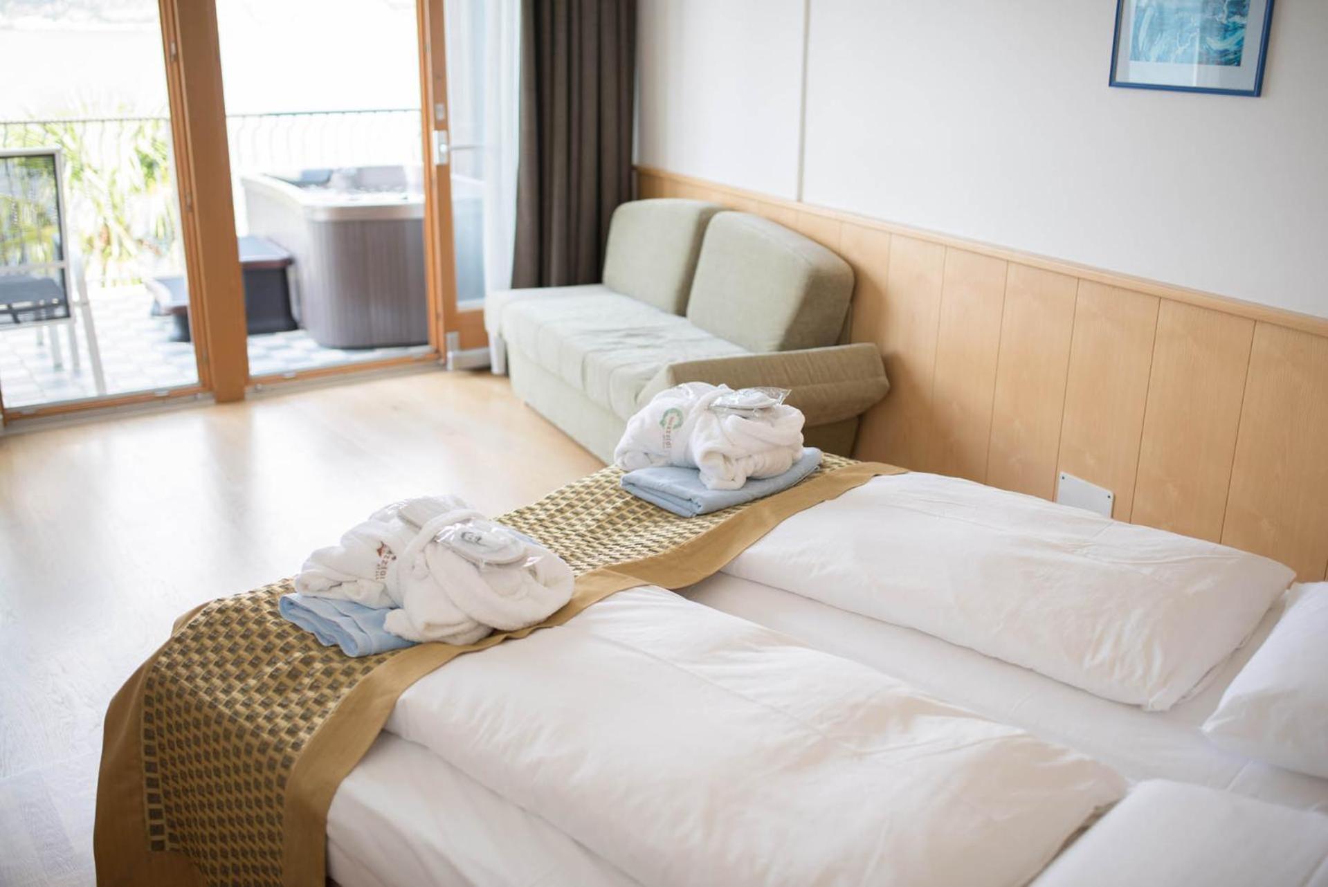 Deluxe Double or Twin Room with Spa Bath photo 2