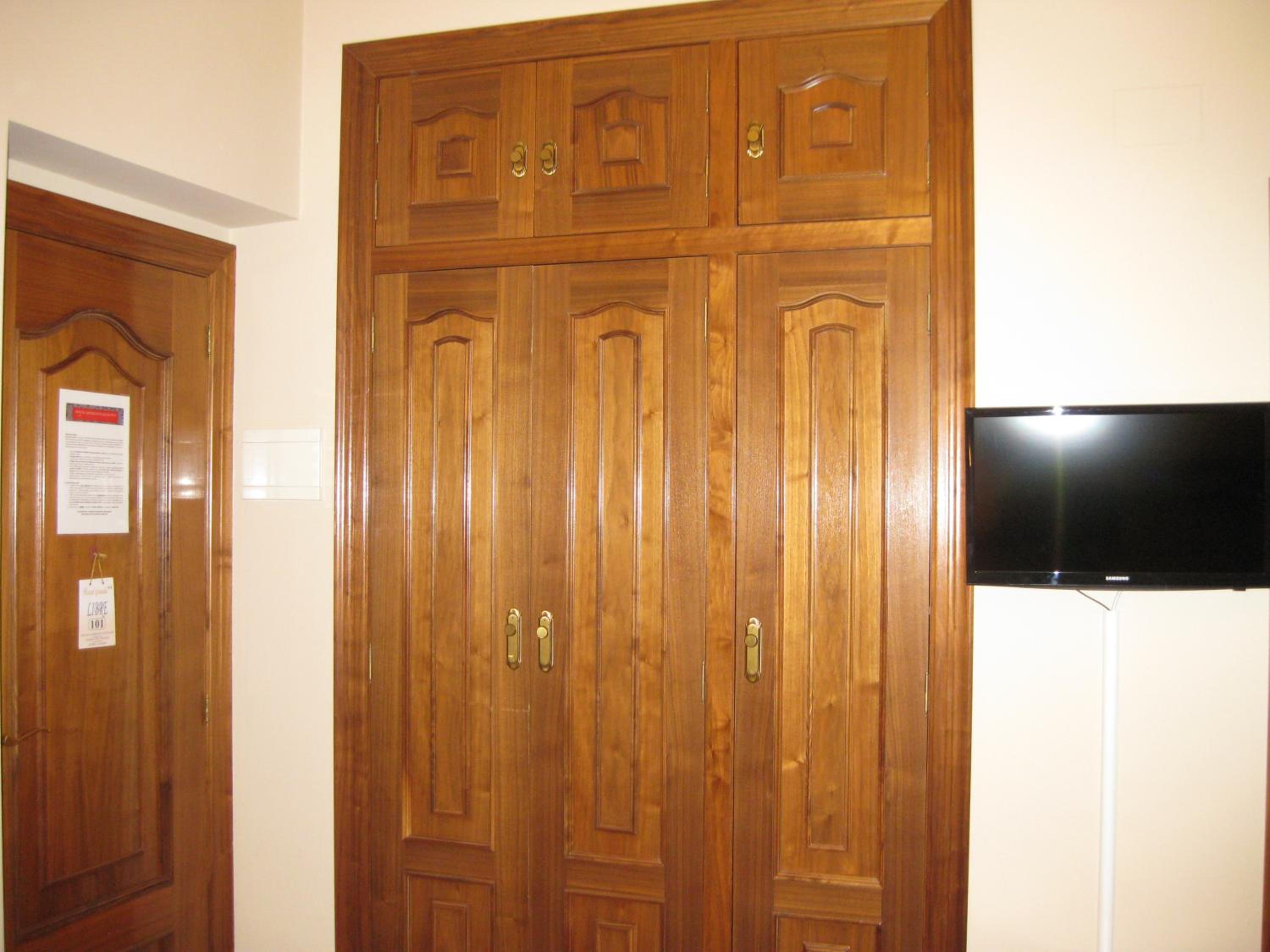 Twin Room - Photo 16