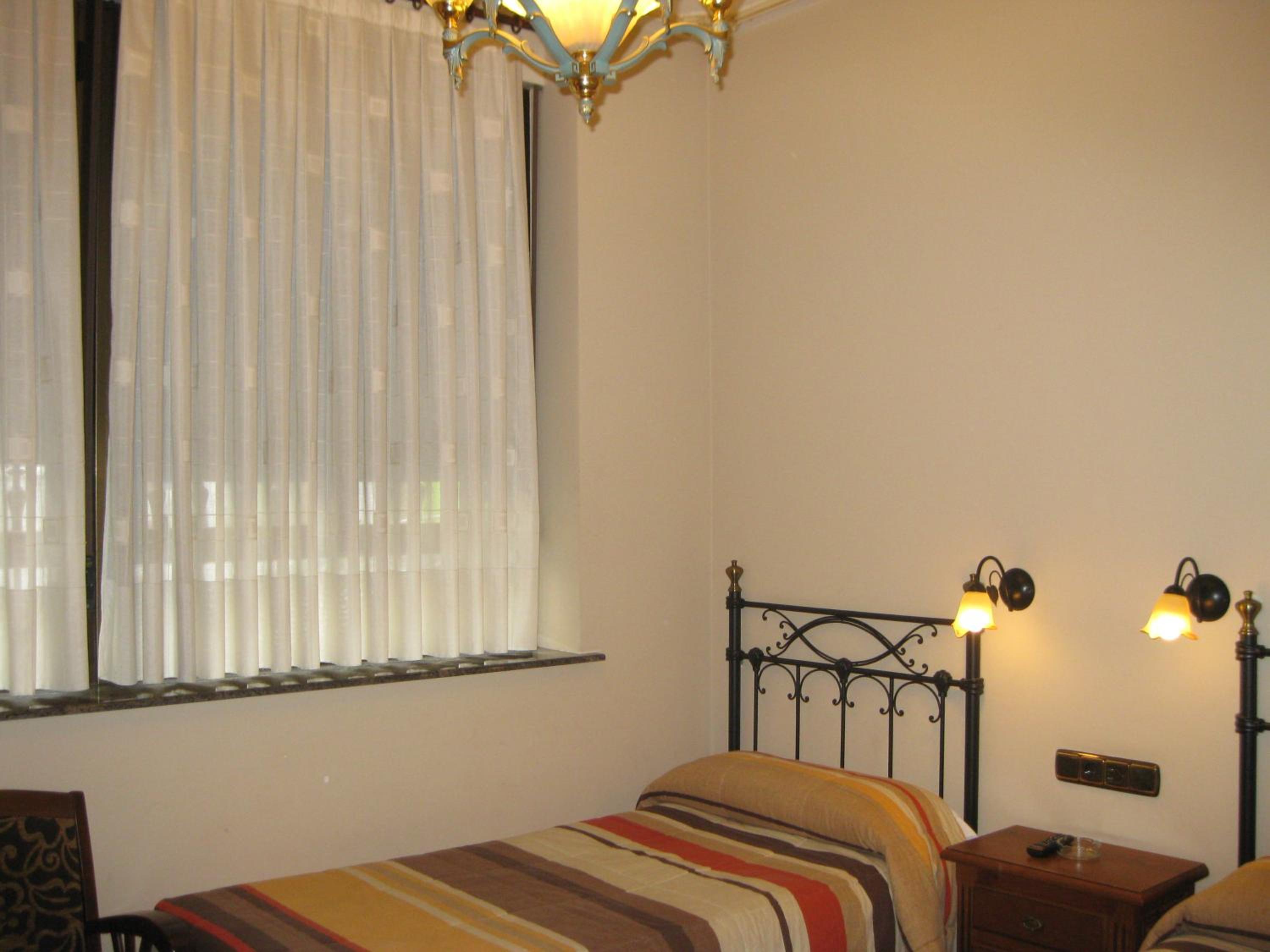 Twin Room - Photo 17