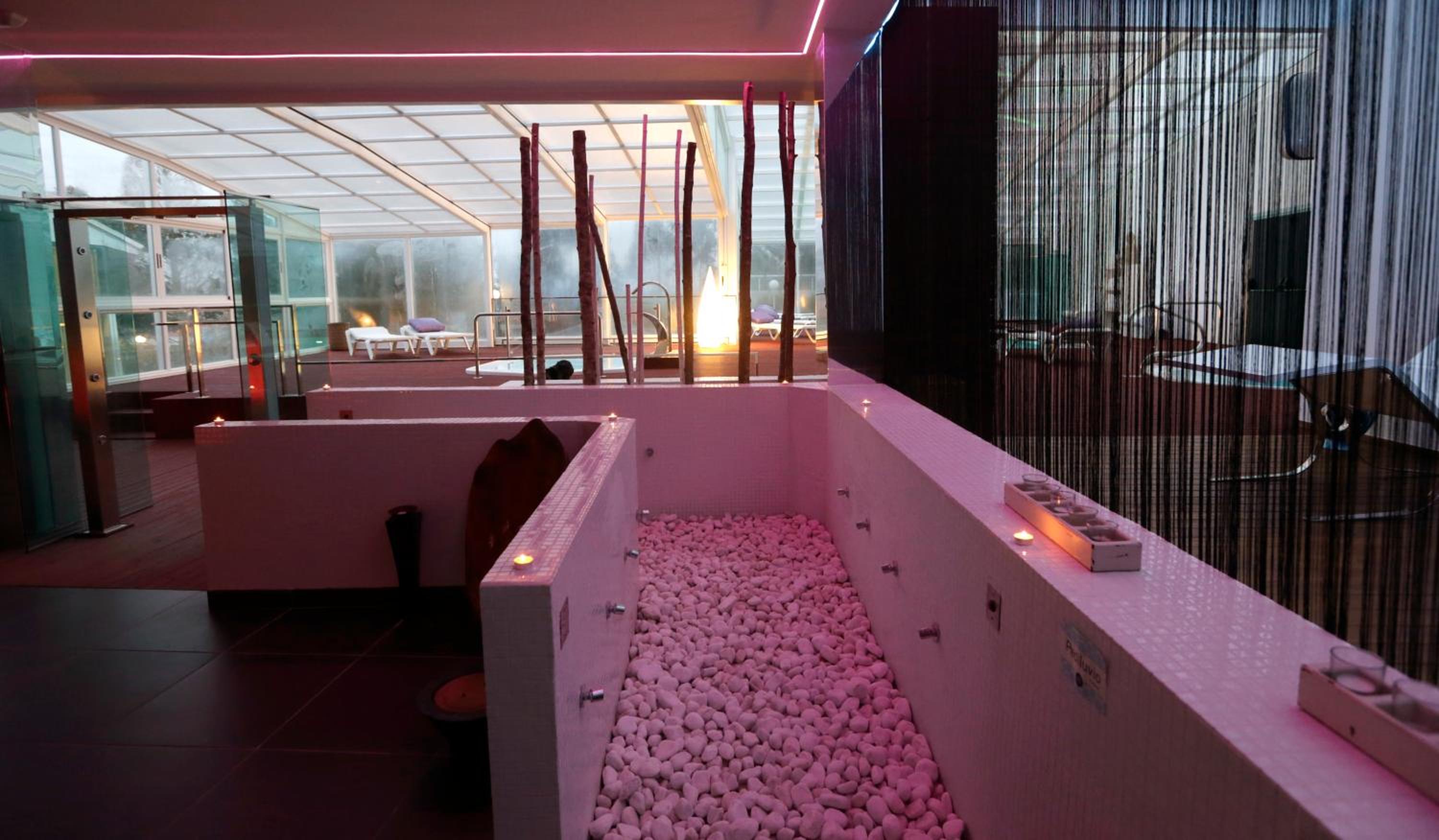 Double or Twin Room with Spa Access - Photo 7